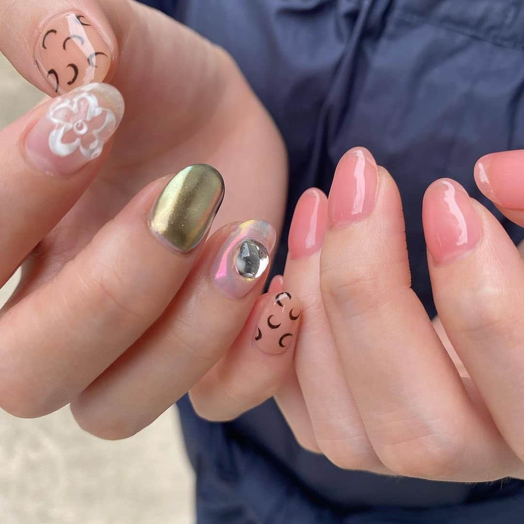 R i R y (リリー)さんのインスタグラム写真 - (R i R y (リリー)Instagram)「『これから流行るマリーンセルネイル💅』  韓国ブランドをモチーフにしたネイル！ ワンポイントの月が可愛い🥰 🤎 ぜひ参考にしてみてね✨  ✴︎---------------✴︎--------------✴︎   ▶️▶️掲載する写真を募集中📸 カワイイ写真が撮れたら、@velle.jp をタグ付けするか、ハッシュタグ #velle_jp をつけて投稿してみてね✨velle編集部と一緒にカワイイで溢れるvelleを創っていこう😚   ✴︎---------------✴︎---------------✴︎   #マリンセルネイル #韓国女子#ネイルデザイン #韓国ネイル#淡色コーデ #淡色女子 #淡色カフェ  #淡色女子コーデ」11月21日 18時00分 - velle.jp