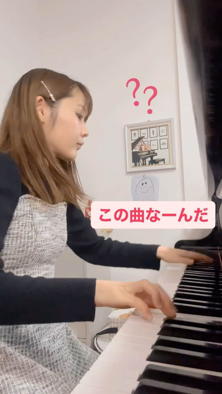 長富彩のインスタグラム：「譜読み中。  この曲なーんだ　  ちなみに途中出てくる猫作品は 娘氏の作品☘️☘️  Have a good day!.  #piano #pianist #ピアノ　#猫ふんじゃった」