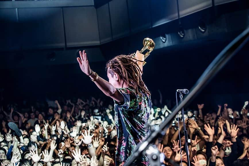 KEN IIKAWAさんのインスタグラム写真 - (KEN IIKAWAInstagram)「Rest In Punk Tour Day1 Zepp 新宿 w/Voo Doo Glow Skulls(US🇺🇸)  ついに始まったRest In Punk Tour!!!! 大事な日を目撃さんくす🤙  さらに、 アメリカから来てくれた  @voodooglowskulls とも初日からグルーヴしまくり🤙  今日はDay2横浜です🌊  📸 @hayachinphoto  #heysmith #RestInPunk #Voodooglowskulls #trumpet #trumpetplayer  #ska #skapunk #skacore」11月17日 10時43分 - keniikawa