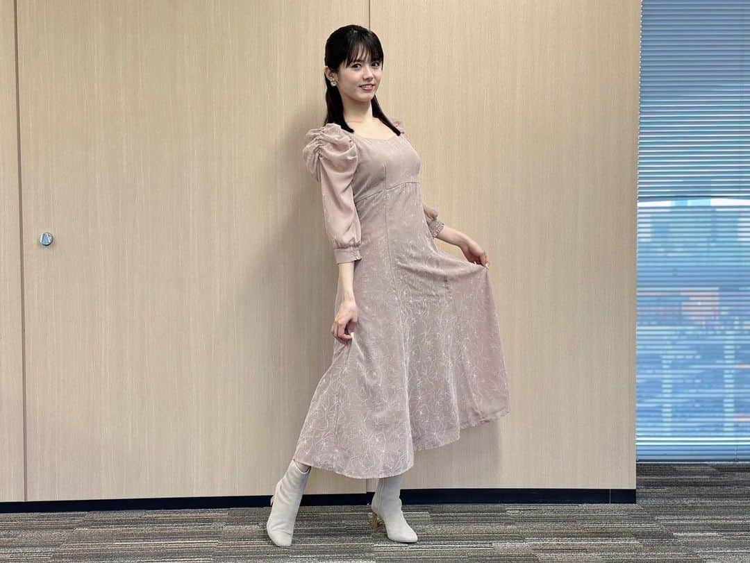 谷尻萌さんのインスタグラム写真 - (谷尻萌Instagram)「おはようさん💕 体調はいかがですか？🍀 今朝のお台場は雨で 寒いわ〜〜🥶 関東はお昼頃 またピークとなるから 道路の冠水などに 注意してお過ごしくださいね！  全国的にもお天気は荒れ模様やで☔️ 強まる雨や風に警戒して 過ごしてな！  みなさんもあったかくして お過ごしくださいね☻  ほな素敵な金曜日を〜♪  #めざましテレビ #お天気キャスター #黒髪 #ハーフアップ #もこもこコーデ #冬コーデ」11月17日 10時43分 - tanijiri_moe