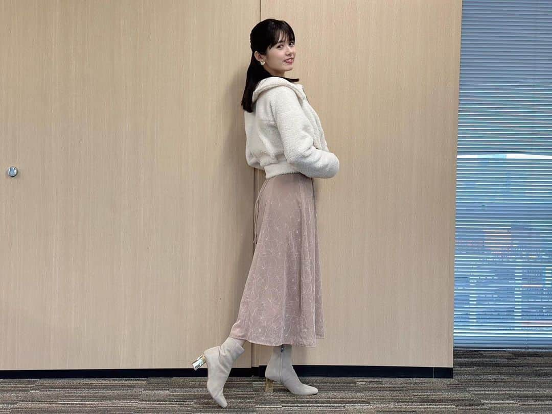 谷尻萌さんのインスタグラム写真 - (谷尻萌Instagram)「おはようさん💕 体調はいかがですか？🍀 今朝のお台場は雨で 寒いわ〜〜🥶 関東はお昼頃 またピークとなるから 道路の冠水などに 注意してお過ごしくださいね！  全国的にもお天気は荒れ模様やで☔️ 強まる雨や風に警戒して 過ごしてな！  みなさんもあったかくして お過ごしくださいね☻  ほな素敵な金曜日を〜♪  #めざましテレビ #お天気キャスター #黒髪 #ハーフアップ #もこもこコーデ #冬コーデ」11月17日 10時43分 - tanijiri_moe