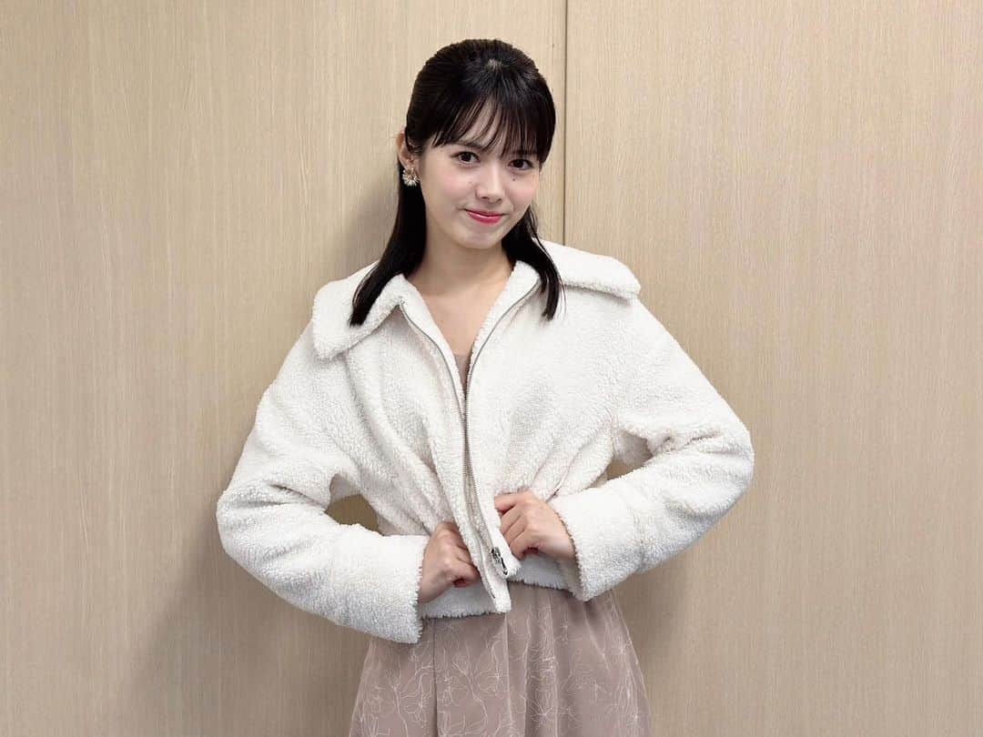 谷尻萌のインスタグラム：「おはようさん💕 体調はいかがですか？🍀 今朝のお台場は雨で 寒いわ〜〜🥶 関東はお昼頃 またピークとなるから 道路の冠水などに 注意してお過ごしくださいね！  全国的にもお天気は荒れ模様やで☔️ 強まる雨や風に警戒して 過ごしてな！  みなさんもあったかくして お過ごしくださいね☻  ほな素敵な金曜日を〜♪  #めざましテレビ #お天気キャスター #黒髪 #ハーフアップ #もこもこコーデ #冬コーデ」