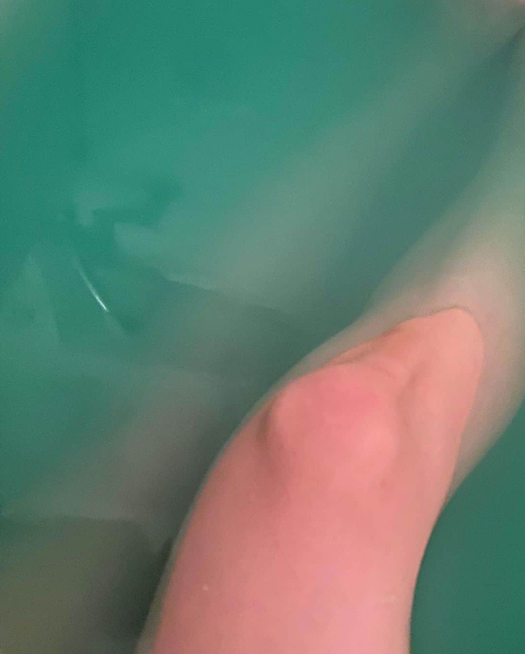 土屋智香さんのインスタグラム写真 - (土屋智香Instagram)「湯船に浮かべると虹が出てくる入浴剤！】Rainbomb(レインボム) @dreams_japan  🌈虹が出て来てめちゃくちゃキュート🩷 私でもウキウキしたから、 絶対お子さんいる家庭喜んでお風呂入っちゃうね😆 もっともっと種類あるから、インスタ飛ぶかホムペみてみてね😆 #PR #Rainbomb　#レインボム　#虹が出る入浴剤　#入浴剤」11月17日 10時45分 - moka_amolir