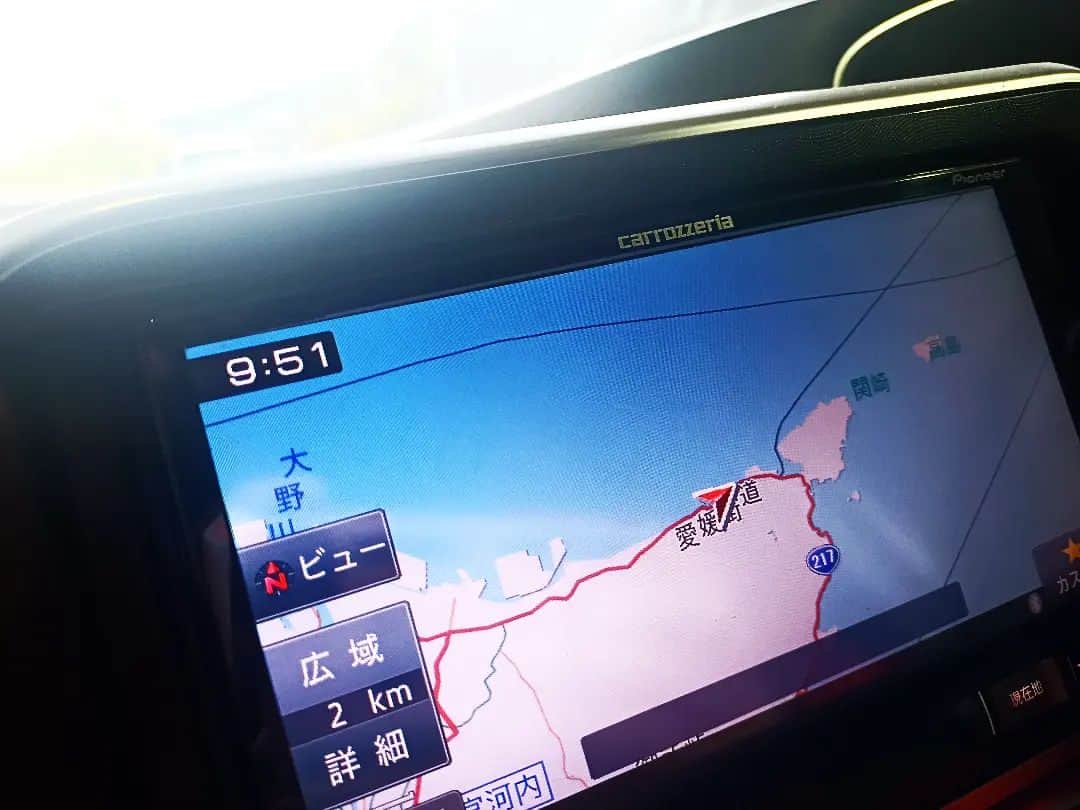松本隆博のインスタグラム：「。 大分県 佐賀関なう。 ここ大分なのに道の名前は 「愛媛街道」なんだよ( '-' )。 佐賀関～三崎のフェリーは 名前も「国道九四フェリー」。 ……国道‼️ 道としては繋がってないけれど 国道として同じ名前で繋がって いるんだ。  さ、かなり久しぶりに愛媛県 に戻ります。  還暦少年 松本隆博」