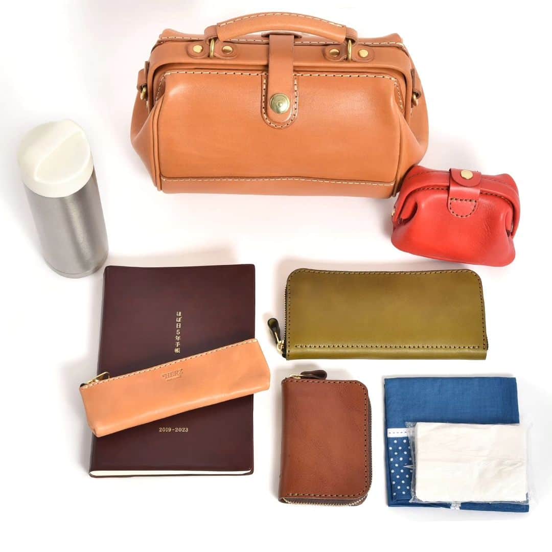 HERZ ヘルツさんのインスタグラム写真 - (HERZ ヘルツInstagram)「@herz_bag　【新作】雫マチ口枠ショルダー(CW-12) ------------------------------------------------------------------------------ 雫のような形のマチが目を引くショルダーバッグです。 口が大きく開くので荷物も取り出しやすいですが、それに加えて、底面が丸みを帯びている分、内部の空間も見た目以上に広くなっています。  A5版の単行本や500mlペットボトルなどがすんなり入るくらい出し入れがスムーズなので、身の回りの荷物をラフに詰めてお出かけできます。 雫マチによって程よくカーブしているので、肩掛けで使った時の腰への当たりもソフト。 ヘルツの口枠タイプの鞄では珍しく、サイド部分にショルダーストラップの取付部がついているのは、この鞄ならではのワンポイント。メンズ・レディース問わず、ちょっとしたお出かけ用の小さめ鞄をお探しの方におすすめです。 ヘルツ各店（Organを除く）で販売を開始いたします。 商品の詳細は商品タグもしくは @herz_bag プロフィールページのURLからご覧いただけます。  ------------------------------------------------------------------------------  #ショルダーバッグ #しずく  #革 / #レザー / #革製品 / #レザーグッズ / #革雑貨 / #革小物/ #レザー小物 #革職人 / #作り手 / #革工房 / #ヘルツ / #ヘルツバッグ / #herz / #herzbag / #leather / #leatherbag」11月17日 10時50分 - herz_bag