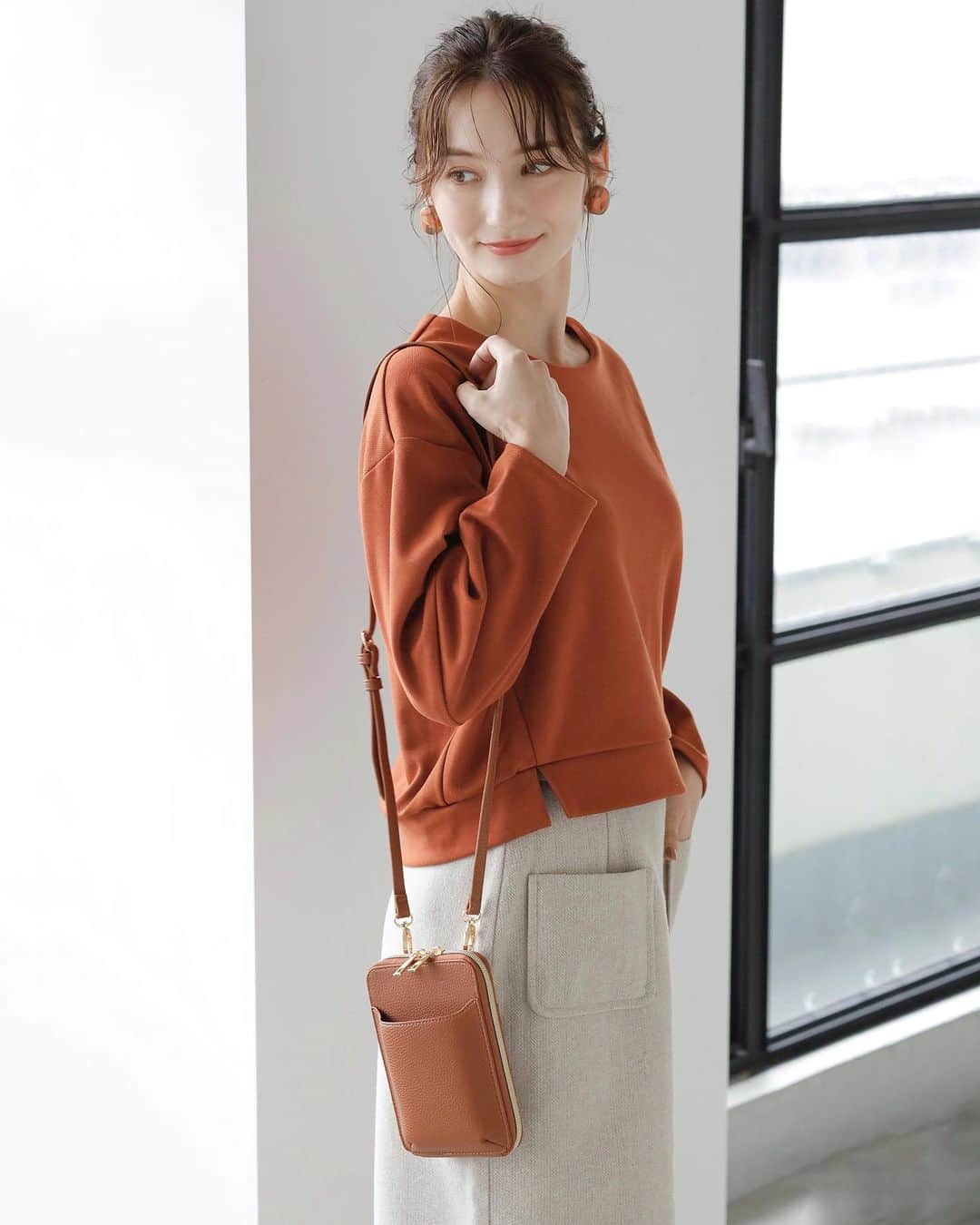 EDIST. CLOSET さんのインスタグラム写真 - (EDIST. CLOSET Instagram)「【web store】 コンパクトで持ち運びやすいサイズ感のマルチショルダーバッグには嬉しいポイントがたくさん✨ ⁡ ✔︎フェイクレザーを使用しているので、カジュアルになりすぎず大人っぽいコーデのアクセントに。 ✔︎旅行など手荷物が多い時にお財布やスマホを肌身離さず持ち歩けて、さっと取り出せる。 ✔︎ショルダー紐は取り外せるので、ノーマルにお財布としてもお使いいただけます。 ✔︎フロントポケットはスマホがぴったり入るサイズ感。 ⁡ ⁡ ＜11/17 19:00発売＞ ウォレットマルチショルダー price：¥3,190 color：ブラウン ※こちらのアイテムは11/17 19:00~ 11/18 18:59 まで10% offになります。  ⁡ _____________________________ wbe storeでのはじめてのお買い物で使える 1,000円オフクーポンコード→【STORE1】 ※5,000円以上のご購入でご利用いただけます。 __________________________________ #ミニバッグ #お財布ショルダー #お財布バッグ  #ショルダーウォレット #ウォレットバッグ  #edistcloset #edistclosetコーデ」11月17日 10時50分 - edist.closet