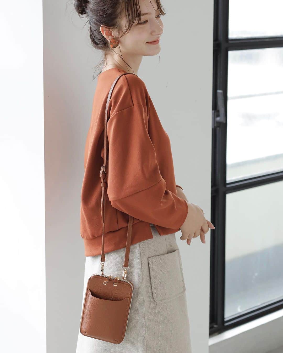 EDIST. CLOSET さんのインスタグラム写真 - (EDIST. CLOSET Instagram)「【web store】 コンパクトで持ち運びやすいサイズ感のマルチショルダーバッグには嬉しいポイントがたくさん✨ ⁡ ✔︎フェイクレザーを使用しているので、カジュアルになりすぎず大人っぽいコーデのアクセントに。 ✔︎旅行など手荷物が多い時にお財布やスマホを肌身離さず持ち歩けて、さっと取り出せる。 ✔︎ショルダー紐は取り外せるので、ノーマルにお財布としてもお使いいただけます。 ✔︎フロントポケットはスマホがぴったり入るサイズ感。 ⁡ ⁡ ＜11/17 19:00発売＞ ウォレットマルチショルダー price：¥3,190 color：ブラウン ※こちらのアイテムは11/17 19:00~ 11/18 18:59 まで10% offになります。  ⁡ _____________________________ wbe storeでのはじめてのお買い物で使える 1,000円オフクーポンコード→【STORE1】 ※5,000円以上のご購入でご利用いただけます。 __________________________________ #ミニバッグ #お財布ショルダー #お財布バッグ  #ショルダーウォレット #ウォレットバッグ  #edistcloset #edistclosetコーデ」11月17日 10時50分 - edist.closet