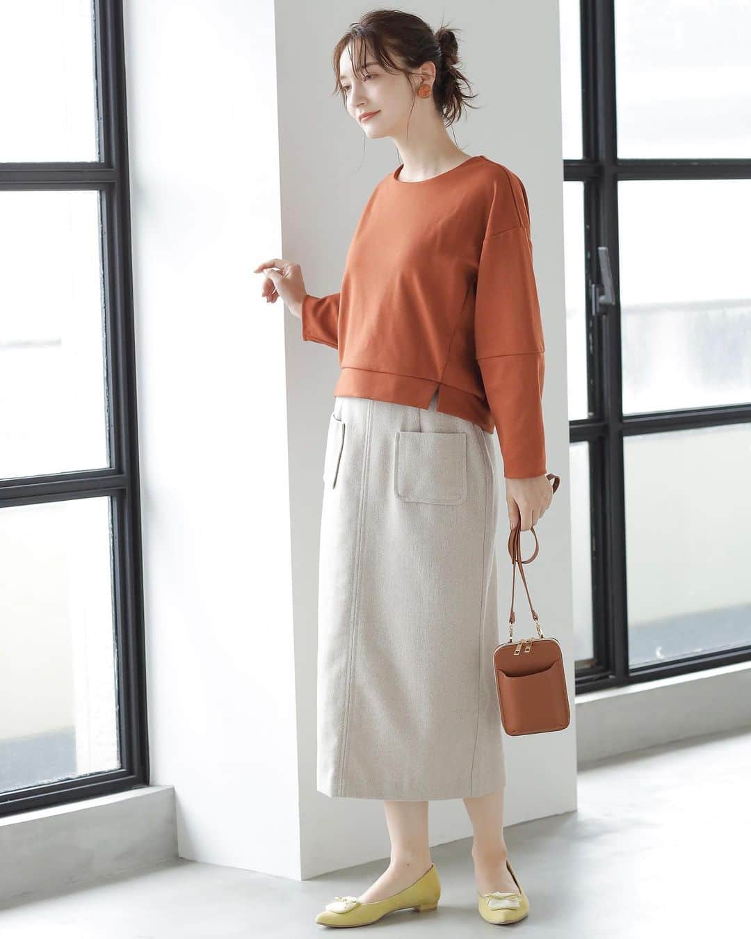 EDIST. CLOSET さんのインスタグラム写真 - (EDIST. CLOSET Instagram)「【web store】 コンパクトで持ち運びやすいサイズ感のマルチショルダーバッグには嬉しいポイントがたくさん✨ ⁡ ✔︎フェイクレザーを使用しているので、カジュアルになりすぎず大人っぽいコーデのアクセントに。 ✔︎旅行など手荷物が多い時にお財布やスマホを肌身離さず持ち歩けて、さっと取り出せる。 ✔︎ショルダー紐は取り外せるので、ノーマルにお財布としてもお使いいただけます。 ✔︎フロントポケットはスマホがぴったり入るサイズ感。 ⁡ ⁡ ＜11/17 19:00発売＞ ウォレットマルチショルダー price：¥3,190 color：ブラウン ※こちらのアイテムは11/17 19:00~ 11/18 18:59 まで10% offになります。  ⁡ _____________________________ wbe storeでのはじめてのお買い物で使える 1,000円オフクーポンコード→【STORE1】 ※5,000円以上のご購入でご利用いただけます。 __________________________________ #ミニバッグ #お財布ショルダー #お財布バッグ  #ショルダーウォレット #ウォレットバッグ  #edistcloset #edistclosetコーデ」11月17日 10時50分 - edist.closet
