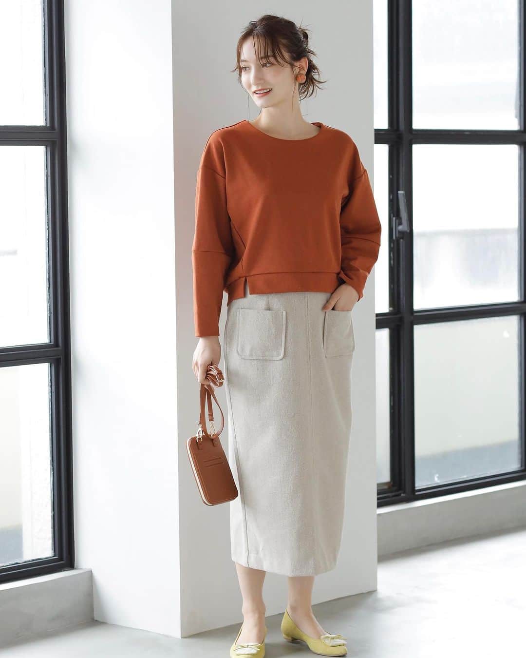 EDIST. CLOSET さんのインスタグラム写真 - (EDIST. CLOSET Instagram)「【web store】 コンパクトで持ち運びやすいサイズ感のマルチショルダーバッグには嬉しいポイントがたくさん✨ ⁡ ✔︎フェイクレザーを使用しているので、カジュアルになりすぎず大人っぽいコーデのアクセントに。 ✔︎旅行など手荷物が多い時にお財布やスマホを肌身離さず持ち歩けて、さっと取り出せる。 ✔︎ショルダー紐は取り外せるので、ノーマルにお財布としてもお使いいただけます。 ✔︎フロントポケットはスマホがぴったり入るサイズ感。 ⁡ ⁡ ＜11/17 19:00発売＞ ウォレットマルチショルダー price：¥3,190 color：ブラウン ※こちらのアイテムは11/17 19:00~ 11/18 18:59 まで10% offになります。  ⁡ _____________________________ wbe storeでのはじめてのお買い物で使える 1,000円オフクーポンコード→【STORE1】 ※5,000円以上のご購入でご利用いただけます。 __________________________________ #ミニバッグ #お財布ショルダー #お財布バッグ  #ショルダーウォレット #ウォレットバッグ  #edistcloset #edistclosetコーデ」11月17日 10時50分 - edist.closet