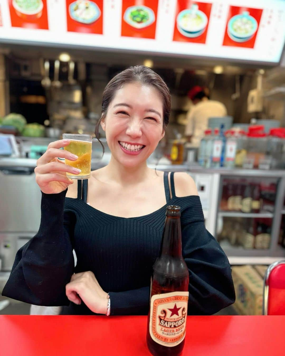 穂川果音のインスタグラム：「もう週末だ〜！フライングビール🍺笑  #深夜ラーメン　#ラーメン　#赤星ビール #深夜メシ　#週末　#weekend #beer #サッポロラガー」