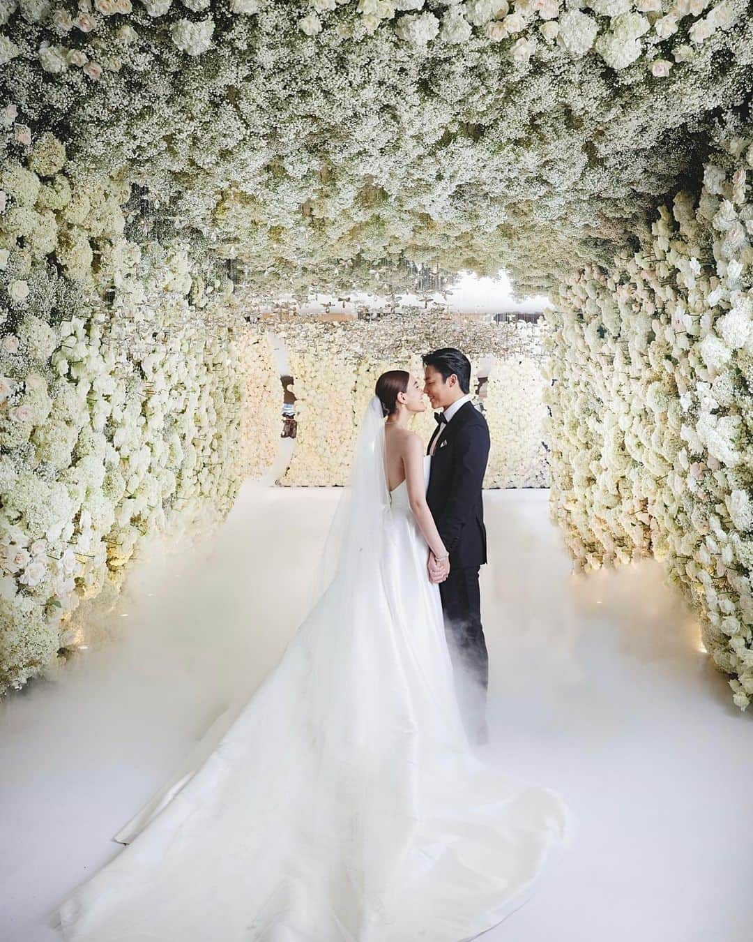 キンバリー・アン・ウォーテマス・ティアムシリのインスタグラム：「Still can‘t believe how beautiful our wedding reception was🥹 Thank you so much naka @chicplanner @glitz_rental @kongpiya @sonixyouth1999 for making all of this real naka🤍✨」