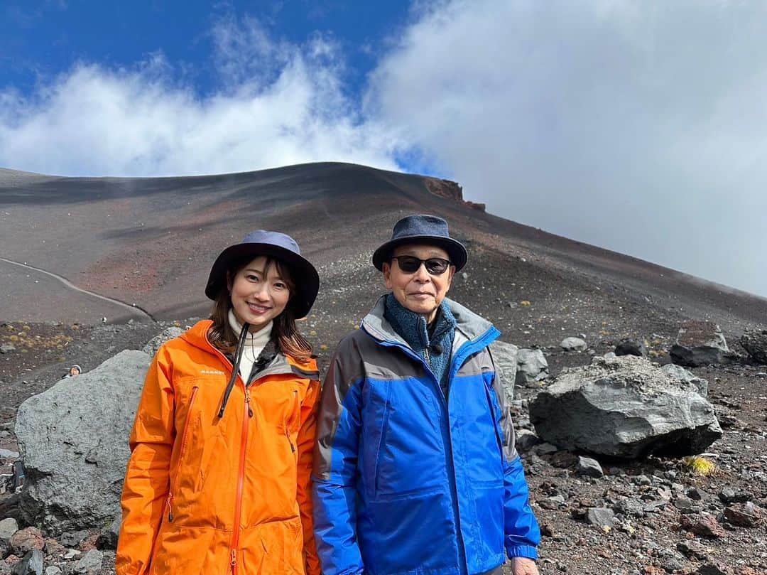 安藤萌々のインスタグラム：「タモリステーション📺最新作が放送決定です！ 11月25日(土)よる8:54～  今回のテーマは、富士山噴火🗻 タモリさんと富士山に登り、噴火の威力などを取材してきました。  大自然の力強い美しさあり、 有益な防災最新情報あり… ぎゅぎゅっと要素が詰まった番組になっていると思います。  タモリさんに色んな事を教えて頂いて…とても楽しいロケでした。光栄です😌✨  #富士山 #富士登山 #登山 #火山  #山 #mtfuji #mtfujijapan  #宝永火山   この夏、プライベートで富士山に登り、 更には防災士の資格を取得した所だったので、 お仕事を頂いた時にご縁に驚きました！！ また告知します！」