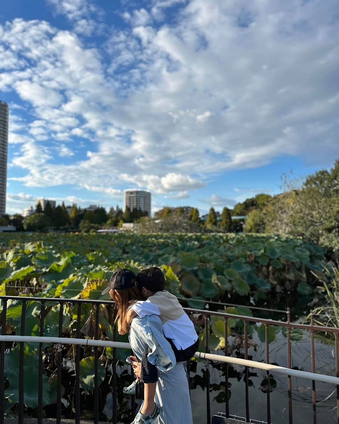 伊藤千晃のインスタグラム：「やっと金曜日〜！！ ⁡ 今週は忙しい平日だったなぁ〜 （まだ終わっていませんがw） ⁡ スケジュールがパズルのようで、 こなしていくのに必死でした。 ⁡ さらにそこに息子の機嫌が加わると、 思うように進まない事、多々。 ⁡ 昔はそれに泣いて凹んで気持ちを立て直すのが大変だったけど、 今は、それでもやってるんだから偉いぞ自分！って言ってあげるようにしています☺️ ⁡ あぁ、寒い朝。 みんなも温かくしてね❣️  #上野動物園  #まだまだおんぶされたいお年頃」