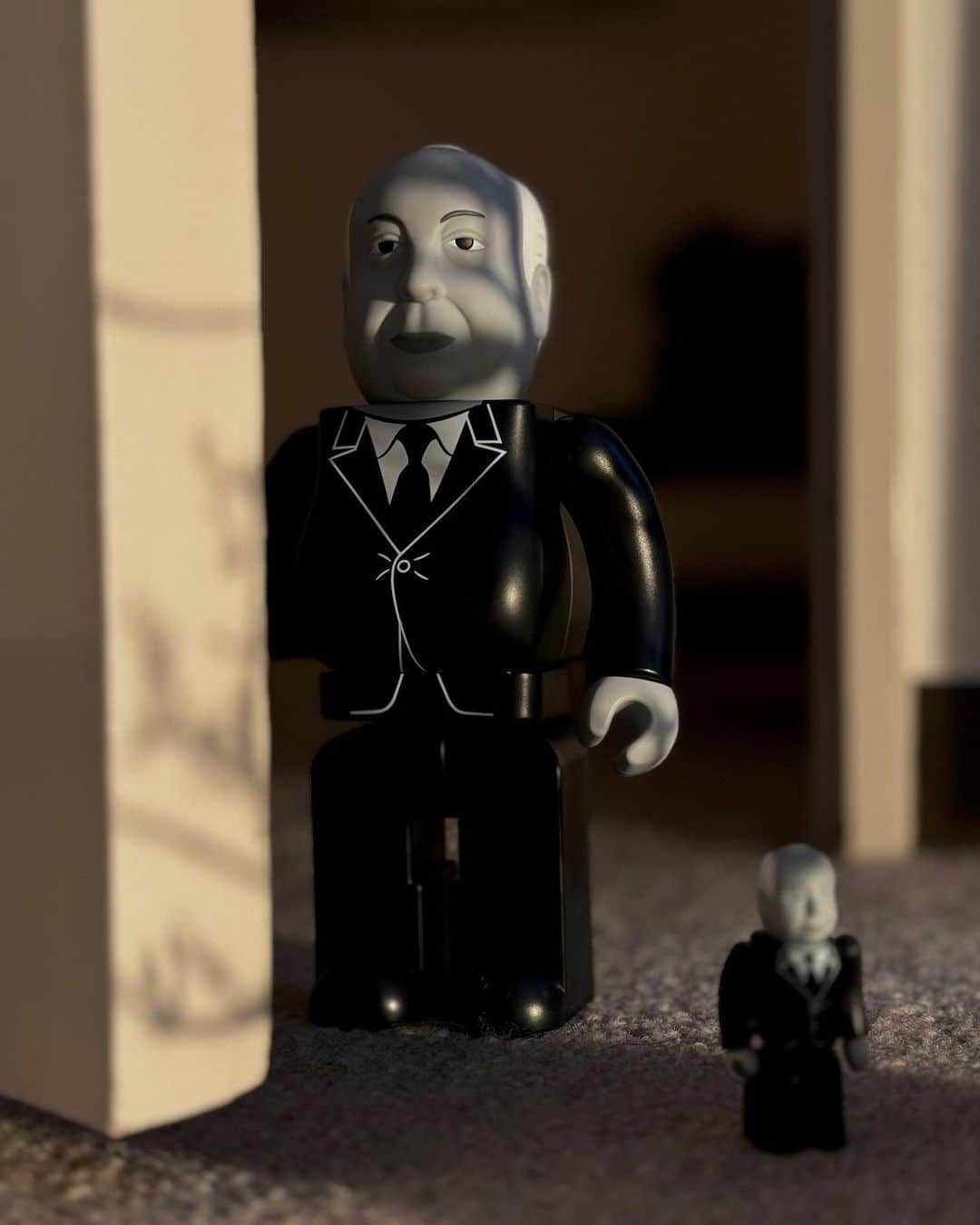 アンダーカバーのインスタグラム：「#UNDERCOVER x Alfred Hitchcock x MEDICOM TOY  UNDERCOVER 22-23AW MEN’S コレクションにも登場した映画「PSYCHO」でお馴染みのアルフレッド・ヒッチコック監督のKUBRICKが100%と400%の2サイズセットアイテムとして11月18日土曜日よりアンダーカバー取扱店舗およびオンラインストア、メディコム・トイ直営各店舗およびオンラインストア各店にて販売します。  KUBRICK of Alfred Hitchcock, who is director of the movie “PSYCHO”, which appeared in UNDERCOVER 22-23AW MEN’S COLLECTION, will be available as set items of 100% and 400% on Saturday, November 18th at MEDICOM TOY stores, online stores, UNDERCOVER shops and store.undercoverism.com.  Alfred Hitchcock and the images of Alfred Hitchcock are trademarks and likeness rights of Alfred Hitchcock LLC. Copyright © 2023. All Rights Reserved.  KUBRICK TM & © 2000-2023 MEDICOM TOY CORPORATION. All rights reserved.   Photo credit: @joniotakahashi」