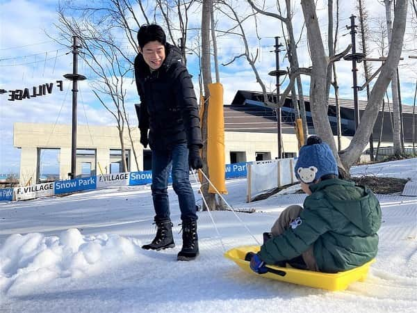 HBC北海道放送アナウンス部さんのインスタグラム写真 - (HBC北海道放送アナウンス部Instagram)「渕上紘行です。 ⁡ HBCのwebマガジン #sitakke （ #したっけ ）に 最新記事が掲載されました😊 ⁡ 今回は、 11月にオープンした 北海道ボールパーク𝐅ビレッジのスノーパークで息子と一足早く「雪遊び」を体験✨ ⁡ 秋季キャンプで大盛況だった エスコンフィールドですが、 ウィンターシーズンも賑わいそうです😊 ⁡ 併せて、雪遊びに重宝するアイテムもご紹介❗️ ぜひお読みくださいー ⁡ 『渕上パパが行く、公園ブラボー！』とは、 魅力的な公園を独自の視点で紹介する  #無料公園シリーズ  ⁡ 自称 #公園ハンター と名乗り、 お父さん目線で、公園や遊び場を ピックアップしています✨ ⁡ ※プロフィール欄にリンクを貼っています😊 @hiroyuki_fuchikami ⁡ #渕上紘行 #２児の父 #北海道パパ #育児  #北広島市 #子育て #あそび #子供と遊ぶ #穴場 #北海道公園 #公園フォト #公園 #身近にある遊園地を探せ #無料公園ハンターへの道 #5歳男の子 #0歳男の子 #男の子パパ #公園コンシェルジュ #公園ブラボー #fビレッジ #スノーパーク #エスコンフィールド #北海道日本ハムファイターズ」11月17日 11時01分 - hbc_announcer