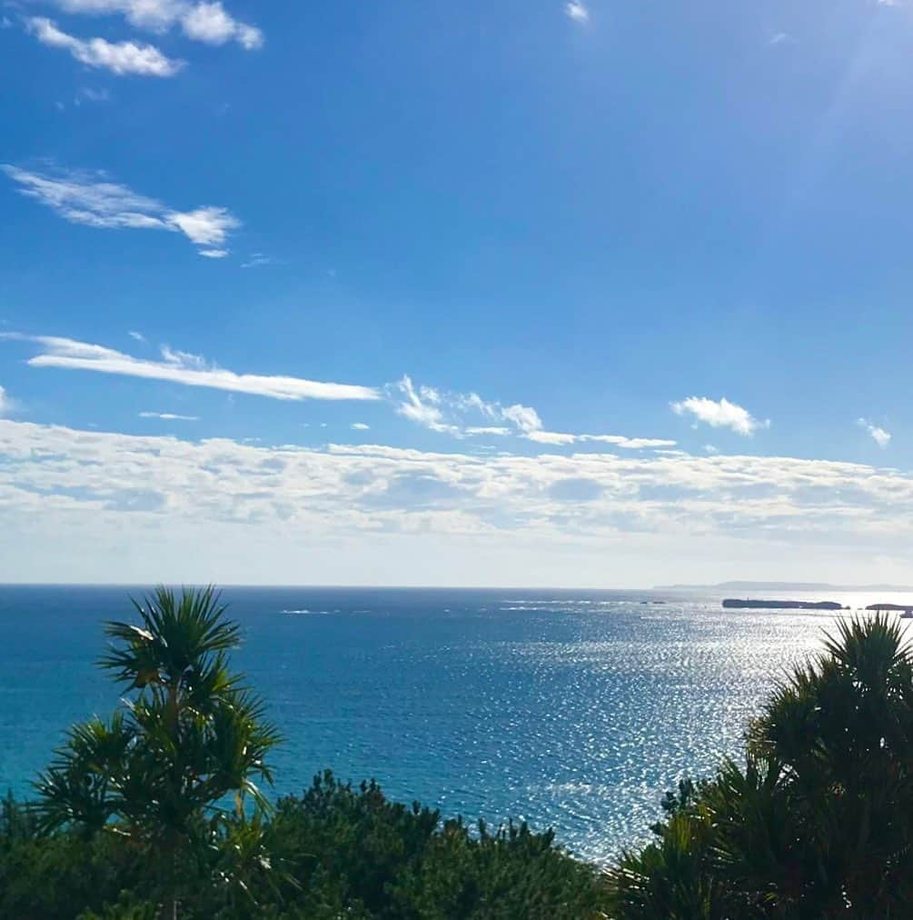 majunのインスタグラム：「@majunokinawa  青い海と空に映える鮮やかなウェアで 大切な1日を彩る💐  MAJUN OKINAWAは思い出に残る 「かりゆしウェディング」をご提案します。  #majunokinawa #majun #マジュン #かりゆし #かりゆしウェア #かりゆしシャツ #リゾート婚 #リゾート挙式 #リゾートウェディング #okinawaeats #okinawafoodie #okinawaislands #okinawailands #okinawa love #okinawajiujitsu #okinawamodel #okinawangiri #ファッション通販 #ファッション通販サイト #ネットショッピング大好き #おしゃれコーデ #おしゃれ好きさんと繋がり #冬コーデ #冬服ほしい #冬服コーデ #冬支度 #冬ファッション #冬コーディネート #冬服新作 #冬物」