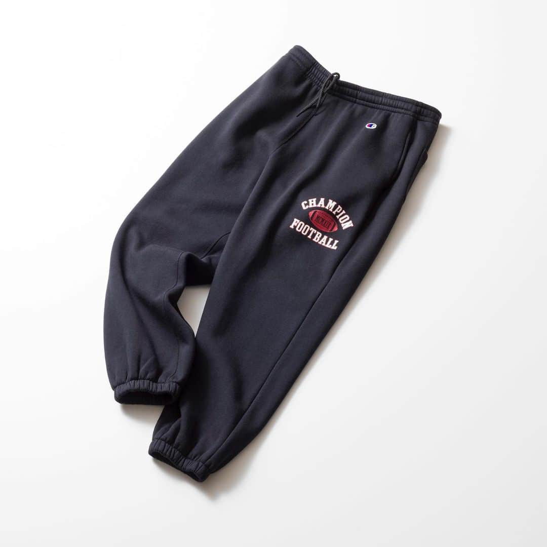 Champion Japanのインスタグラム：「【LONG PANTS】  アメカジ風のデザインがおしゃれ！ ミディアムウェイトのほどよい落ち感とソフトな穿き着心地が特長の秋冬スウェットパンツがお目見えです♪  注目は脚のラインを拾わない真っ直ぐスタイル。 ヒップと太もも周りにゆとりを持たせながら、膝下から裾口にかけて細くシェイプされていくテーパードシルエットで足元をすらっとキレイに見せてくれます。  そして左前腿には、「CHAMPION」とアメリカのメジャースポーツ「FOOTBALL」を組み合わせたグラフィックを投入。色もアメリカンスポーツのチームカラーをモチーフにしました。同素材のクルーネックスウェットシャツやフーデッドスウェットシャツとのセットアップも楽しめます。  ■Item：Sweat Pants ■Number：C3-Y209 ■Color：ネイビー, オックスフォードグレー, ブラック, ダークグリーン  ■Size：S,M, L,XL ■Price：￥9,350  #Champion #SWEATPANTS #スウェット #スウェットパンツ #ロングパンツ #アクションスタイル #アメカジ風コーデ #セットアップ #Casual #カジュアル #カジュアルスタイル #カジュアルコーデ #チャンピオン #カジュアル #23FW」