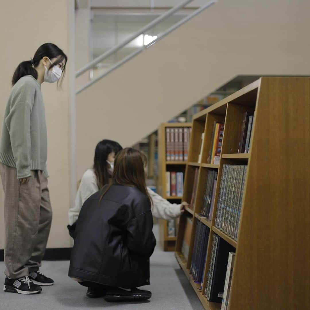 福岡女子短期大学さんのインスタグラム写真 - (福岡女子短期大学Instagram)「💠文化教養学科1年生「情報サービス論」  文化教養学科1年生「情報サービス論」は図書館での活動でした。  図書館利用者が学習・研究・調査を目的として必要な情報・資料などを求めた際に必要とされる資料を検索、提供、回答できるように日々学んでいます。  今日は実際に本学の図書館にある書籍を調べ、特徴や気づいた事などを丁寧にレポートしていました。  #司書の卵 たちが頑張っています。」11月17日 11時13分 - fukuoka_wjc