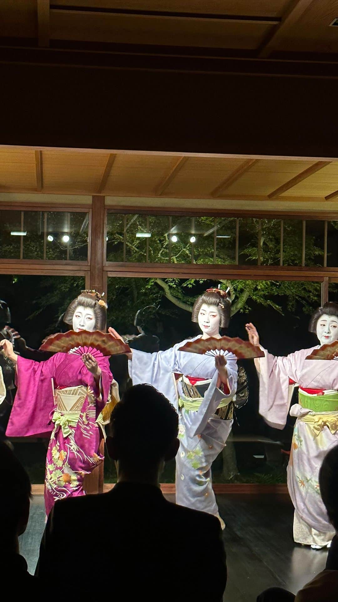 大桃美代子のインスタグラム：「舞妓さんのデビューを目撃。最後に登場です、見てね。  京都沼を垣間見た夜。  ご贔屓さんしか参加できない会に、  お姉さんにお声がけいただき、  相席させていただきました。  ありがとうございます。  高台寺の「十牛庵」の食も踊りも楽しめる時間。 @hiramatsu_restaurant  @jugyuan   素囃子の「安宅」に富樫と弁慶が浮かびました。（勧進帳を調べてね）  何も説明のないままスタート。  笛の音、小鼓、大皮、大鼓で  息つまる歌舞伎のシーンを表現。  「あんたさん、これ知ってはります？」の世界です。  粋な旦那衆は、納得の表情。  私はもっぱらお料理に感激。  旬の食材に、目にも舌にも染み入る。  深まりゆく秋を五感で味わう。  やっぱり、京都は格別です。  究極の接待は、心地よく、ご祝儀の循環。  皆さんで財布を開く瞬間を初めて体験。  京都恐るべしべし。  ビジネスのファン化が言われますが、  喜んでお金が循環する場が、お茶屋さんでした。  京都はご贔屓さんと貢献で文化がつづいてきたのです。  この空間、貴重な体験でした。  お茶屋さんの女将の企画力、集客力に圧巻。  皆様もチャンスがあったら、怖がらず、是非京都の沼にお出かけください。  ご贔屓さんが、パスポートです。  京都の奥座敷ビジネス。  勉強になりました。  #京都グルメ　#舞妓 #舞子　#芸妓　#安宅 #お茶屋 #京都ディナー #ひらまつ　#高台寺　#京おどり#」