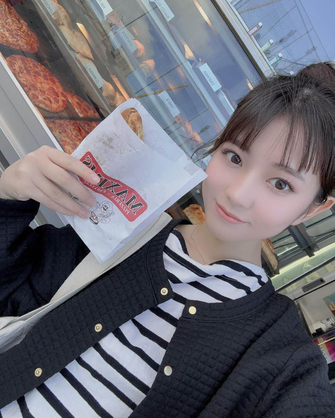 せきぐちりさのインスタグラム：「たまには授業の様子もお届けするよ📃✍ 今日は仮定法過去について勉強したよ🙌🏻  明日はプレゼンもするみたい💦 今週ラストの金曜日も頑張ります🔥  お昼ご飯は、ソーセージパイとクリームドーナツを買いました🍩💖ドーナツはクリームが甘くないけどそと側に砂糖がついてるので丁度いい甘さでした✨️  どっちもめちゃめちゃ美味しかったです😋 みんなは甘党派？🗣   #pr  #マルタ島  #留学   ⁡‥‥‥‥‥‥‥‥‥‥‥‥‥‥‥‥‥‥‥‥‥‥‥‥ ルクセンブルク🇱🇺在住。19歳。 ルクセンブルクやヨーロッパの旅行写真たくさん載せてるので是非みてね📸 @risa_s_lisa  ⚠️配信アプリが変わりました！ 毎日23時ごろから『ポコチャ』で配信してます。 ※プロフィールのリンクからフォローお願いします🙇‍♀️ ‎‥‥‥‥‥‥‥‥‥‥‥‥‥‥‥‥‥‥‥‥‥」