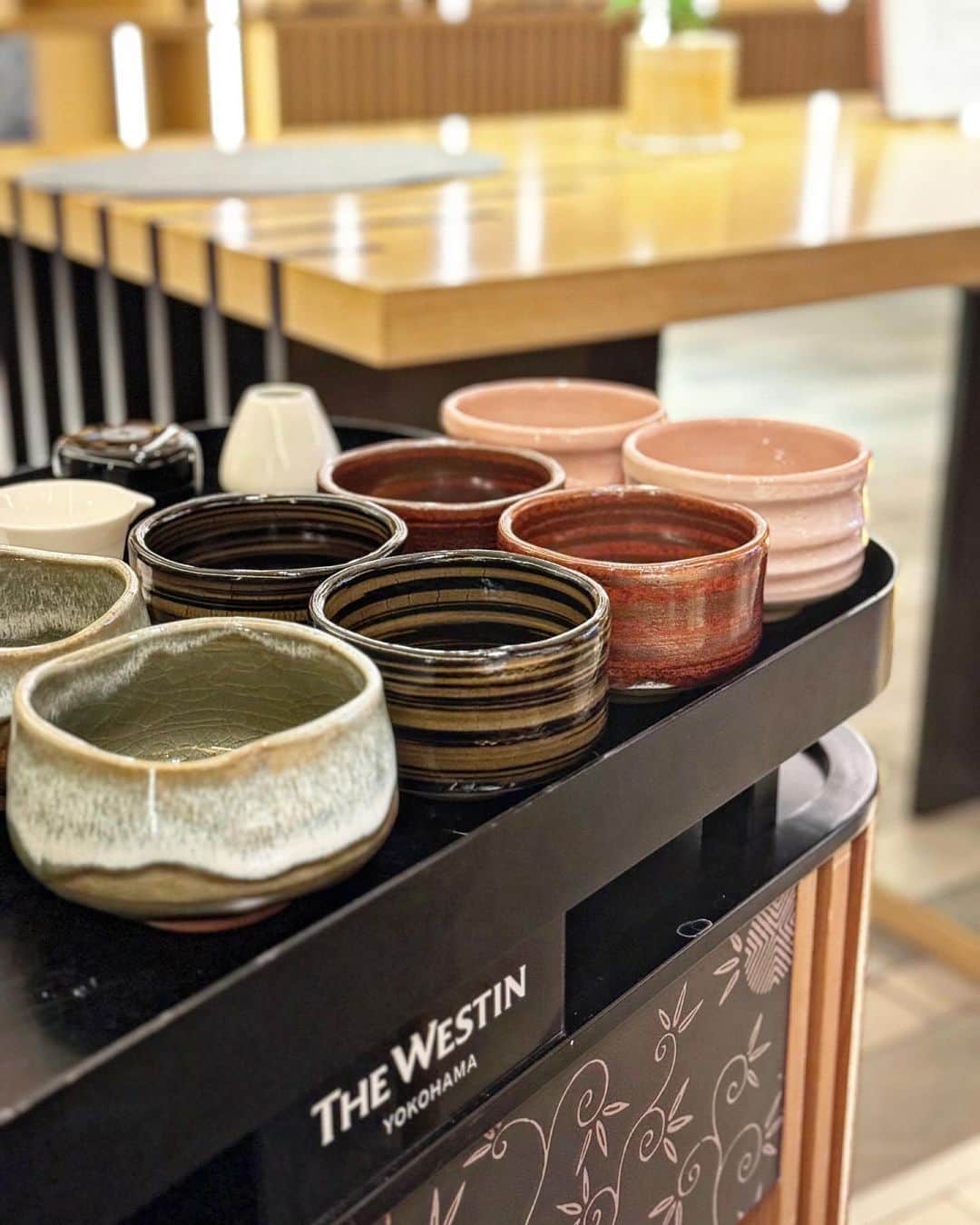 Sayuri（岸岡小百合）さんのインスタグラム写真 - (Sayuri（岸岡小百合）Instagram)「* @westinyokohama  🍁喫水線Kissui-sen🍁 週末限定の「和のアフタヌーンティー・枯山水」  オリジナルの木箱の中には、「花餅」や「上生菓子ゆず」、 「わらびもち」など5種類の和菓子が並び、 まるで小さな日本庭園のよう⛩️  好きな抹茶茶碗を選ぶことができるだけでなく、 神奈川県足柄産のお抹茶を 目の前でたててくださいます😌🍃  ロンネフェルトの紅茶6種類や コーヒーなどもフリーフロー☕️ ロンネフェルトのなかでも有名なモルゲンダウのお茶は 和菓子にもピッタリ❣️ 優しくほんのり甘い香りの緑茶です🍵  そしてこの日は @nako_rougeh さんが お花をプレゼントしてくださいました😭‼️ とても良い香りの黄色いバラの花言葉は「友情💛」 嬉しくて嬉しくて😭  先輩ですが、お洋服やコスメ、お料理、お着物などなど、 毎日いろんなお話をします☺️ 仕事や日々のしょーもないお話まで。 将来こんな素敵な女性になれたらなと憧れる 素敵な女性です🌹  来月はどこに行こうかなー☕️ @nako_rougeh さんとのお出かけは 月に一度の自分へのご褒美になっています♡  #westinyokohama  #westinhotel  #横浜　#yokohama #アフタヌーンティー #afternoontea  #ロンネフェルト　#westinyokohamaafternoontea #和菓子　#アフタヌーンティー巡り  #アフタヌーンティー好きな人と繋がりたい  #喫水線 #kissuisen」11月17日 11時08分 - sayuuringo