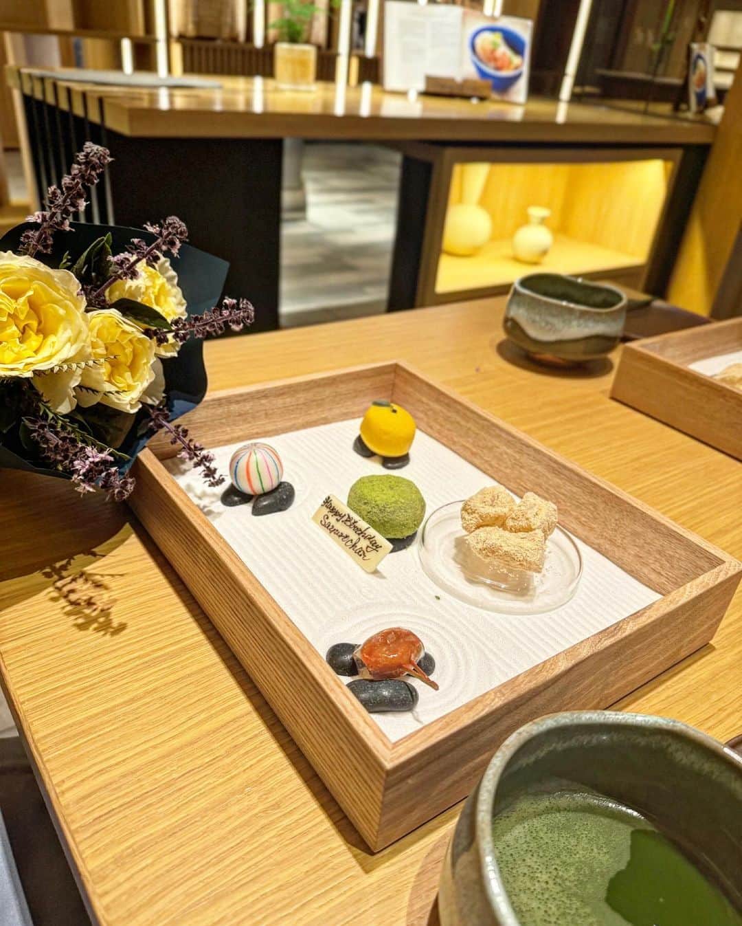 Sayuri（岸岡小百合）さんのインスタグラム写真 - (Sayuri（岸岡小百合）Instagram)「* @westinyokohama  🍁喫水線Kissui-sen🍁 週末限定の「和のアフタヌーンティー・枯山水」  オリジナルの木箱の中には、「花餅」や「上生菓子ゆず」、 「わらびもち」など5種類の和菓子が並び、 まるで小さな日本庭園のよう⛩️  好きな抹茶茶碗を選ぶことができるだけでなく、 神奈川県足柄産のお抹茶を 目の前でたててくださいます😌🍃  ロンネフェルトの紅茶6種類や コーヒーなどもフリーフロー☕️ ロンネフェルトのなかでも有名なモルゲンダウのお茶は 和菓子にもピッタリ❣️ 優しくほんのり甘い香りの緑茶です🍵  そしてこの日は @nako_rougeh さんが お花をプレゼントしてくださいました😭‼️ とても良い香りの黄色いバラの花言葉は「友情💛」 嬉しくて嬉しくて😭  先輩ですが、お洋服やコスメ、お料理、お着物などなど、 毎日いろんなお話をします☺️ 仕事や日々のしょーもないお話まで。 将来こんな素敵な女性になれたらなと憧れる 素敵な女性です🌹  来月はどこに行こうかなー☕️ @nako_rougeh さんとのお出かけは 月に一度の自分へのご褒美になっています♡  #westinyokohama  #westinhotel  #横浜　#yokohama #アフタヌーンティー #afternoontea  #ロンネフェルト　#westinyokohamaafternoontea #和菓子　#アフタヌーンティー巡り  #アフタヌーンティー好きな人と繋がりたい  #喫水線 #kissuisen」11月17日 11時08分 - sayuuringo
