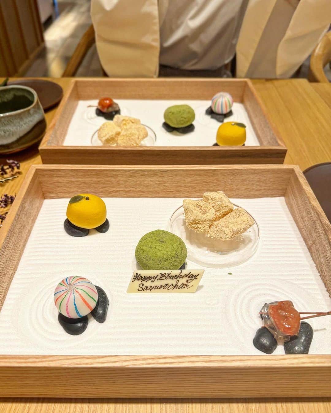 Sayuri（岸岡小百合）さんのインスタグラム写真 - (Sayuri（岸岡小百合）Instagram)「* @westinyokohama  🍁喫水線Kissui-sen🍁 週末限定の「和のアフタヌーンティー・枯山水」  オリジナルの木箱の中には、「花餅」や「上生菓子ゆず」、 「わらびもち」など5種類の和菓子が並び、 まるで小さな日本庭園のよう⛩️  好きな抹茶茶碗を選ぶことができるだけでなく、 神奈川県足柄産のお抹茶を 目の前でたててくださいます😌🍃  ロンネフェルトの紅茶6種類や コーヒーなどもフリーフロー☕️ ロンネフェルトのなかでも有名なモルゲンダウのお茶は 和菓子にもピッタリ❣️ 優しくほんのり甘い香りの緑茶です🍵  そしてこの日は @nako_rougeh さんが お花をプレゼントしてくださいました😭‼️ とても良い香りの黄色いバラの花言葉は「友情💛」 嬉しくて嬉しくて😭  先輩ですが、お洋服やコスメ、お料理、お着物などなど、 毎日いろんなお話をします☺️ 仕事や日々のしょーもないお話まで。 将来こんな素敵な女性になれたらなと憧れる 素敵な女性です🌹  来月はどこに行こうかなー☕️ @nako_rougeh さんとのお出かけは 月に一度の自分へのご褒美になっています♡  #westinyokohama  #westinhotel  #横浜　#yokohama #アフタヌーンティー #afternoontea  #ロンネフェルト　#westinyokohamaafternoontea #和菓子　#アフタヌーンティー巡り  #アフタヌーンティー好きな人と繋がりたい  #喫水線 #kissuisen」11月17日 11時08分 - sayuuringo