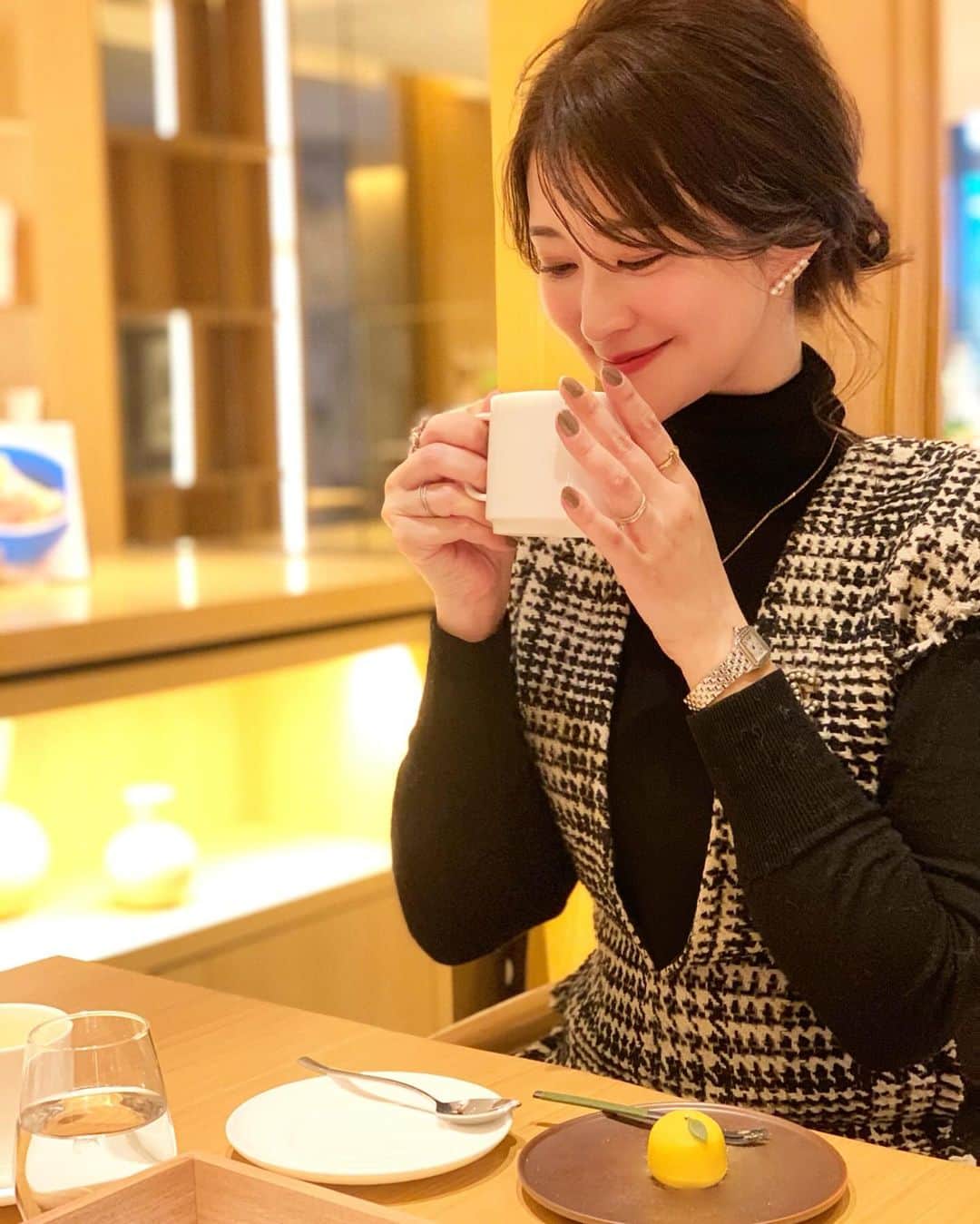 Sayuri（岸岡小百合）さんのインスタグラム写真 - (Sayuri（岸岡小百合）Instagram)「* @westinyokohama  🍁喫水線Kissui-sen🍁 週末限定の「和のアフタヌーンティー・枯山水」  オリジナルの木箱の中には、「花餅」や「上生菓子ゆず」、 「わらびもち」など5種類の和菓子が並び、 まるで小さな日本庭園のよう⛩️  好きな抹茶茶碗を選ぶことができるだけでなく、 神奈川県足柄産のお抹茶を 目の前でたててくださいます😌🍃  ロンネフェルトの紅茶6種類や コーヒーなどもフリーフロー☕️ ロンネフェルトのなかでも有名なモルゲンダウのお茶は 和菓子にもピッタリ❣️ 優しくほんのり甘い香りの緑茶です🍵  そしてこの日は @nako_rougeh さんが お花をプレゼントしてくださいました😭‼️ とても良い香りの黄色いバラの花言葉は「友情💛」 嬉しくて嬉しくて😭  先輩ですが、お洋服やコスメ、お料理、お着物などなど、 毎日いろんなお話をします☺️ 仕事や日々のしょーもないお話まで。 将来こんな素敵な女性になれたらなと憧れる 素敵な女性です🌹  来月はどこに行こうかなー☕️ @nako_rougeh さんとのお出かけは 月に一度の自分へのご褒美になっています♡  #westinyokohama  #westinhotel  #横浜　#yokohama #アフタヌーンティー #afternoontea  #ロンネフェルト　#westinyokohamaafternoontea #和菓子　#アフタヌーンティー巡り  #アフタヌーンティー好きな人と繋がりたい  #喫水線 #kissuisen」11月17日 11時08分 - sayuuringo