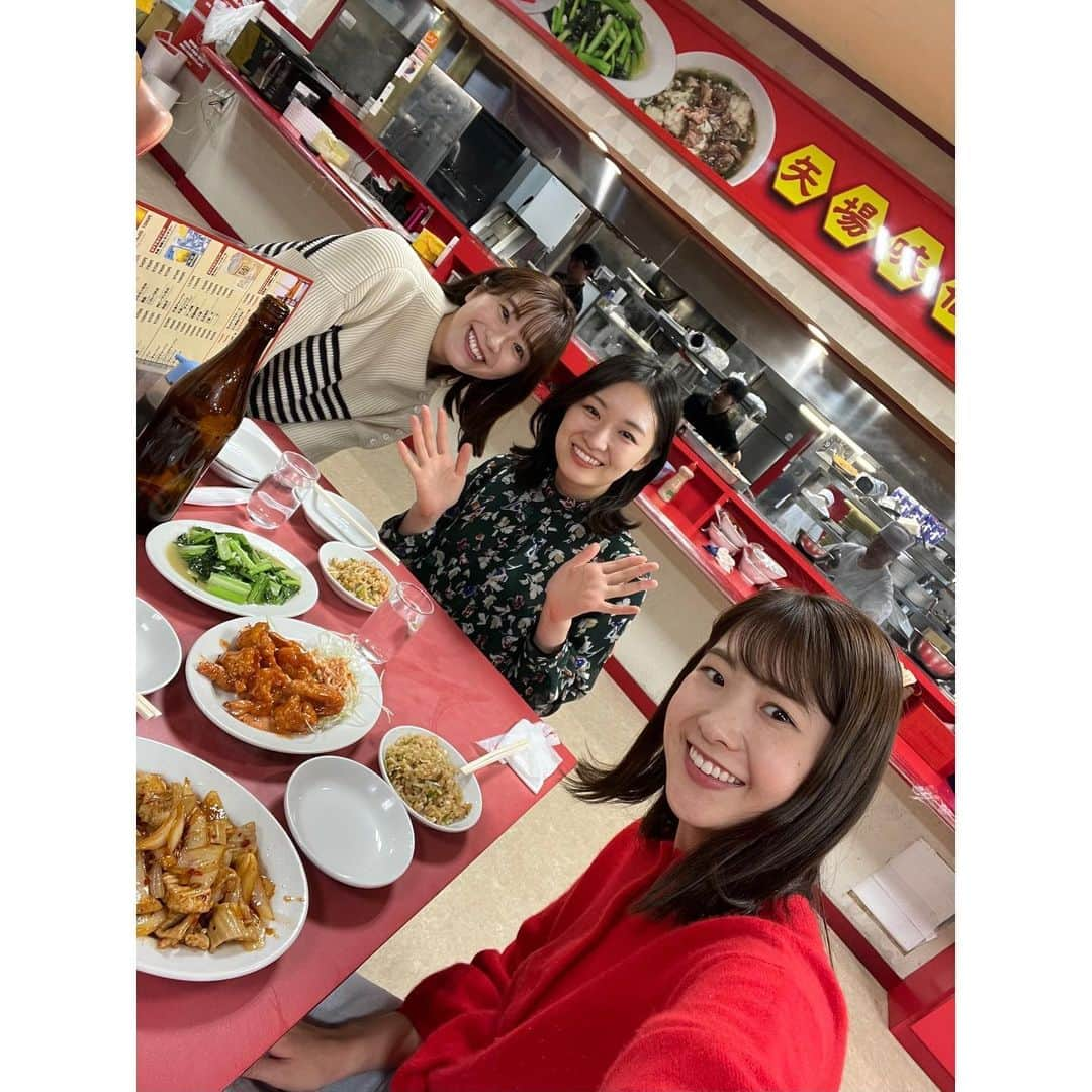 西尾菜々美のインスタグラム：「はぁ楽しかった🥰  同期ごはん♡ 石井ちゃん名古屋に来て念願の味仙デビュー🍜！！ 2人にニンニク炒飯をオススメしたら すごく美味しそうに食べてくれて満足です🤭笑  ひたすら喋り続ける私たち🤭 あっという間に時間が過ぎちゃいました🥹!!  〆の台湾ラーメン＆あさりラーメン 辛かったーーー！！  みんなでヒーヒー言いながら ラーメンと杏仁ソフトを交互に食べて無事完食🍜🍦🤍  みんなで食べるとより美味しく感じるって ほんとにそうだなぁ☺️  #メーテレ #アナウンサー #同期 #味仙」