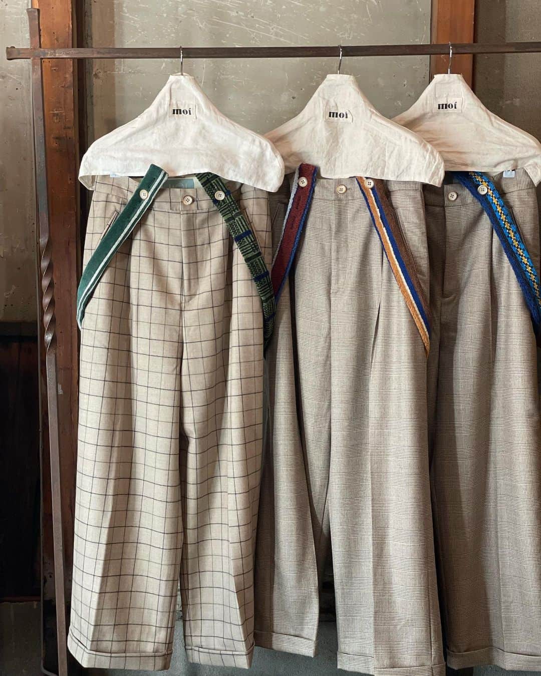 PERKさんのインスタグラム写真 - (PERKInstagram)「@moi___official ” Suspender Check Pants ”  Now in store!!  洗濯時の毛羽立ちやフェルト収縮を防止させるウール樹脂加工させ先染めした生地を使用したマニッシュなタックパンツ 家庭でのお洗濯も可能でシワのなりにくさもポイントです　  取り外し可能な肩紐はアソートで usedのユーロパイルガウンの腰紐を使用し 異なる柄デザインを1着ずつデザイナーが組んでいます  肩紐はボトムスに合わせてデザイナー自身が組ませていだだきますのでお選びいただけません」11月17日 11時29分 - ___perk___