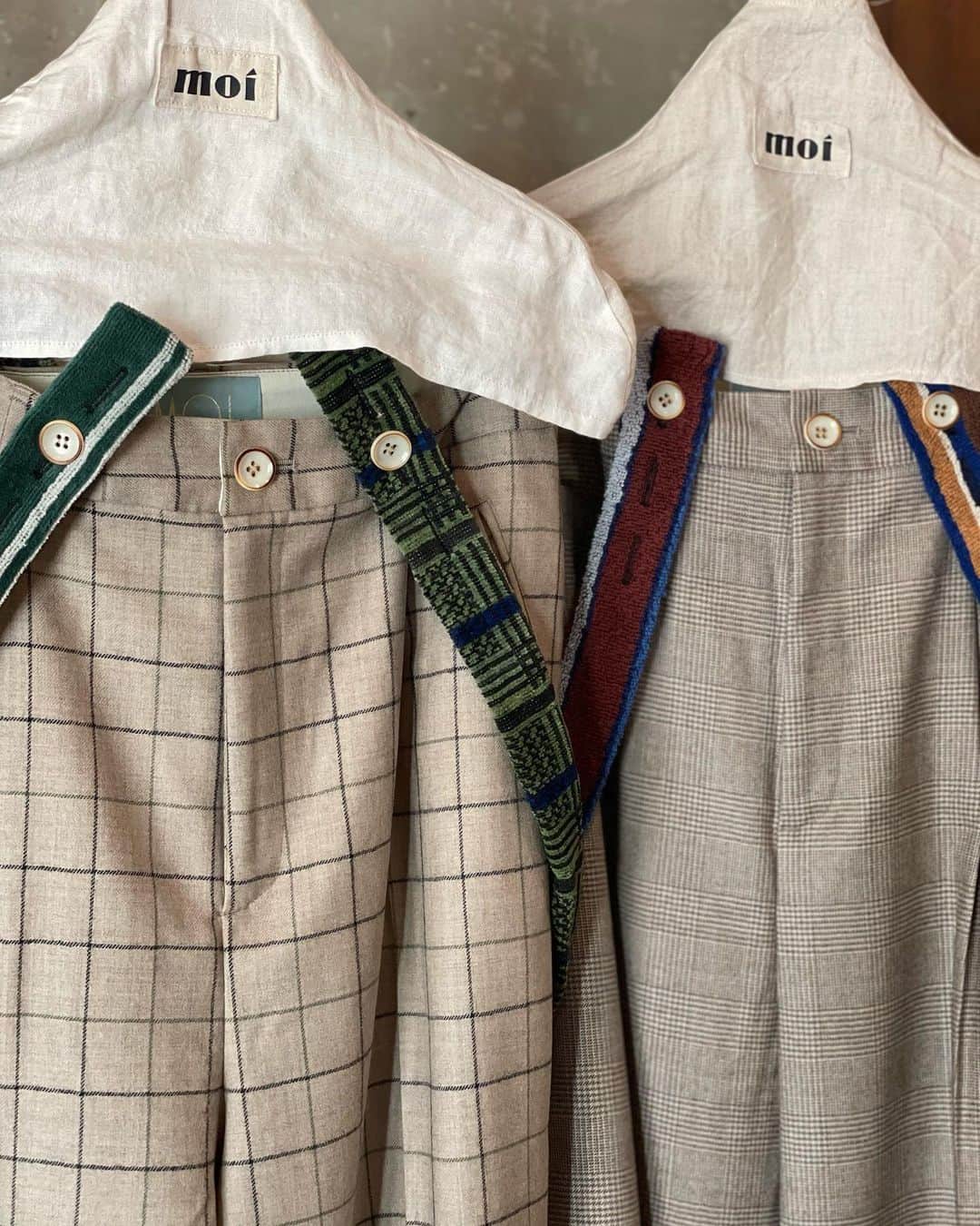 PERKさんのインスタグラム写真 - (PERKInstagram)「@moi___official ” Suspender Check Pants ”  Now in store!!  洗濯時の毛羽立ちやフェルト収縮を防止させるウール樹脂加工させ先染めした生地を使用したマニッシュなタックパンツ 家庭でのお洗濯も可能でシワのなりにくさもポイントです　  取り外し可能な肩紐はアソートで usedのユーロパイルガウンの腰紐を使用し 異なる柄デザインを1着ずつデザイナーが組んでいます  肩紐はボトムスに合わせてデザイナー自身が組ませていだだきますのでお選びいただけません」11月17日 11時29分 - ___perk___