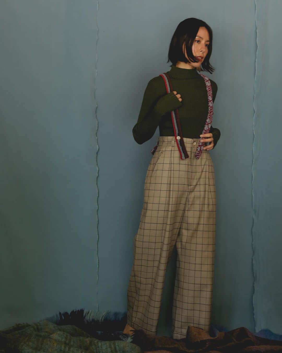 PERKさんのインスタグラム写真 - (PERKInstagram)「@moi___official ” Suspender Check Pants ”  Now in store!!  洗濯時の毛羽立ちやフェルト収縮を防止させるウール樹脂加工させ先染めした生地を使用したマニッシュなタックパンツ 家庭でのお洗濯も可能でシワのなりにくさもポイントです　  取り外し可能な肩紐はアソートで usedのユーロパイルガウンの腰紐を使用し 異なる柄デザインを1着ずつデザイナーが組んでいます  肩紐はボトムスに合わせてデザイナー自身が組ませていだだきますのでお選びいただけません」11月17日 11時29分 - ___perk___