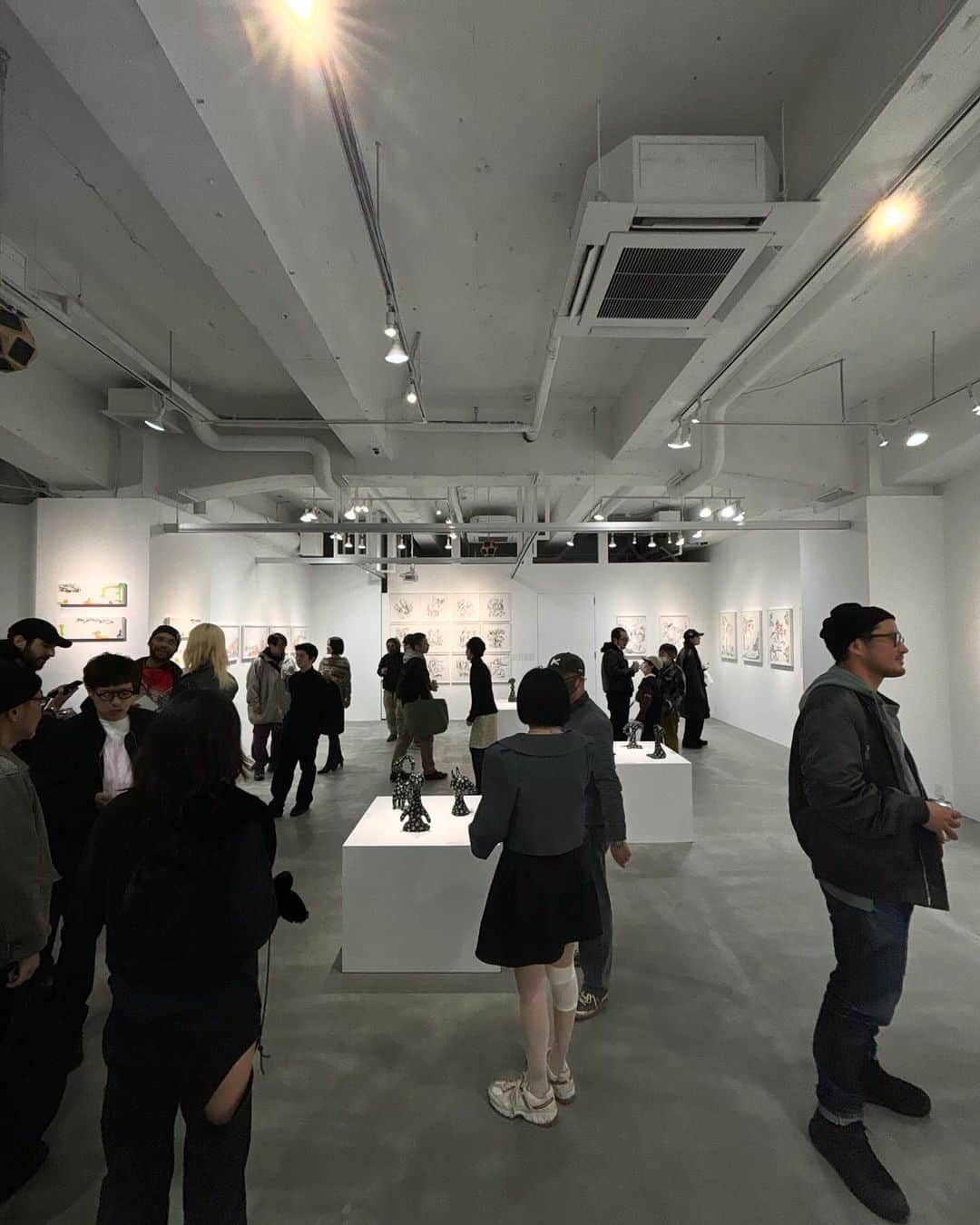 McGuffinさんのインスタグラム写真 - (McGuffinInstagram)「⚡️McGuffin Street News⚡️  KENSEI YABUNO『Untitled II』レセプションパーティーに潜入。本日から個展開催。  @kenseiyabuno @komiyamatokyo_g  KOMIYAMA TOKYO G が KENSEI YABUNO の新作個展『Untitled II』を開催。 昨年開催された『Untitled』に続く、2 回目となる本展では、9 点の立体作品に加え、36 点ほどの新作ドローイングを発表する予定。YABUNO の代表作ともいえる黒と白の立体作品は、架空の生き物のように増殖を続け、本展では“MOSS”のような色をまとい出現する。YABUNO が「着色することで自分の境界線を拡張できることを知った」と語るように、彼の手法は本展でさらなる拡がりを見せる。2000 年代から作家活動をスタートし、初期作品では布にミシンで絵を、そしてドローイング、ペインティング、スカルプチャーと、さまざまな素材を扱い、表現を続けてきた KENSEI YABUNO。本展で発表されるドローイング作品は、チャコールで描かれたモチーフと曖昧な色彩が調和し、独自の世界を構成。画面の中に物語が存在しているようでありながらも、決して読み解くことはできない。その不確実性、どこか反抗的なアティチュードが YABUNO の魅力と言えるのかもしれない。「オルタナティブ、インディペンデント、音楽、映画、U.S.-TOY、ファッション、DIY を信じてきた自分の末路のような作品」と本人が話すように、YABUNO の作品はどこか 90 年代の退廃的なカルチャーを想い起こさせる。そして、丁寧に作られた立体作品と予測不能な平面作品は、対比するように見えながらも、親密な関係があると言えるのかもしれません。「寝ている時と寝ていない時のように、真逆のものが交差することが、今そして未来の僕にとって重要なことなのです」。  プリミティブに昇華される KENSEI YABUNO の作品群を皆様もぜひ。  PROFILE KENSEI YABUNO 1975 年、北海道生まれ。イギリスの Camberwell College of Arts で Fine Art を専攻。limart、THE LAST GALLERY、新宿伊勢丹などでペインティング、立体作品を発表。『アイデア』や『vice』、『DAZED & CONFUSED』など国内外の雑誌にも作品を提供する。また、COMME des GARÇONS の2011 年春夏ウィメンズコレクションに、作品がテキスタイルとして採用された。最近の展示に、写真家 大沼茂一との二人展『WHY YOU』(2019 年/HYSTERIC GLAMOUR SHIBUYA)、個展『Untitled』(2022 年/KOMIYAMA TOKYO G)がある。  2023 年 11 月 17 日(金)- 26 日(日) KOMIYAMA TOKYO G 12:00~17:30(日曜・祝) 12:00~18:30(平日・土曜) 火曜日・水曜日 休業  #kenseiyabuno #komiyama_tokyo」11月17日 11時29分 - mcguffin_official
