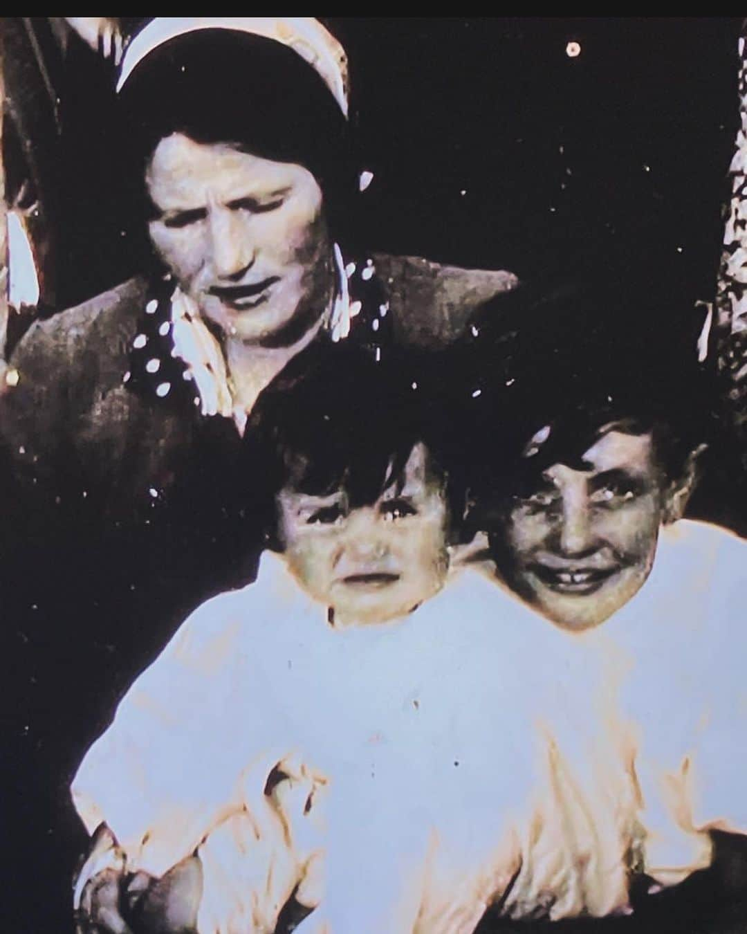 JULIEN D'YSさんのインスタグラム写真 - (JULIEN D'YSInstagram)「Bonne fete grand mère Marguerite 🌼, photo de famille ,mon père et sa soeur Simone décédé le  3 novembre 2023 ..R. I.P Simone 💔vous vous êtes tous retrouvés ❤️❤️❤️⭐️#douarnenez #finistere #bretagne 17 novembre 2023 #newyorklike」11月17日 11時22分 - juliendys