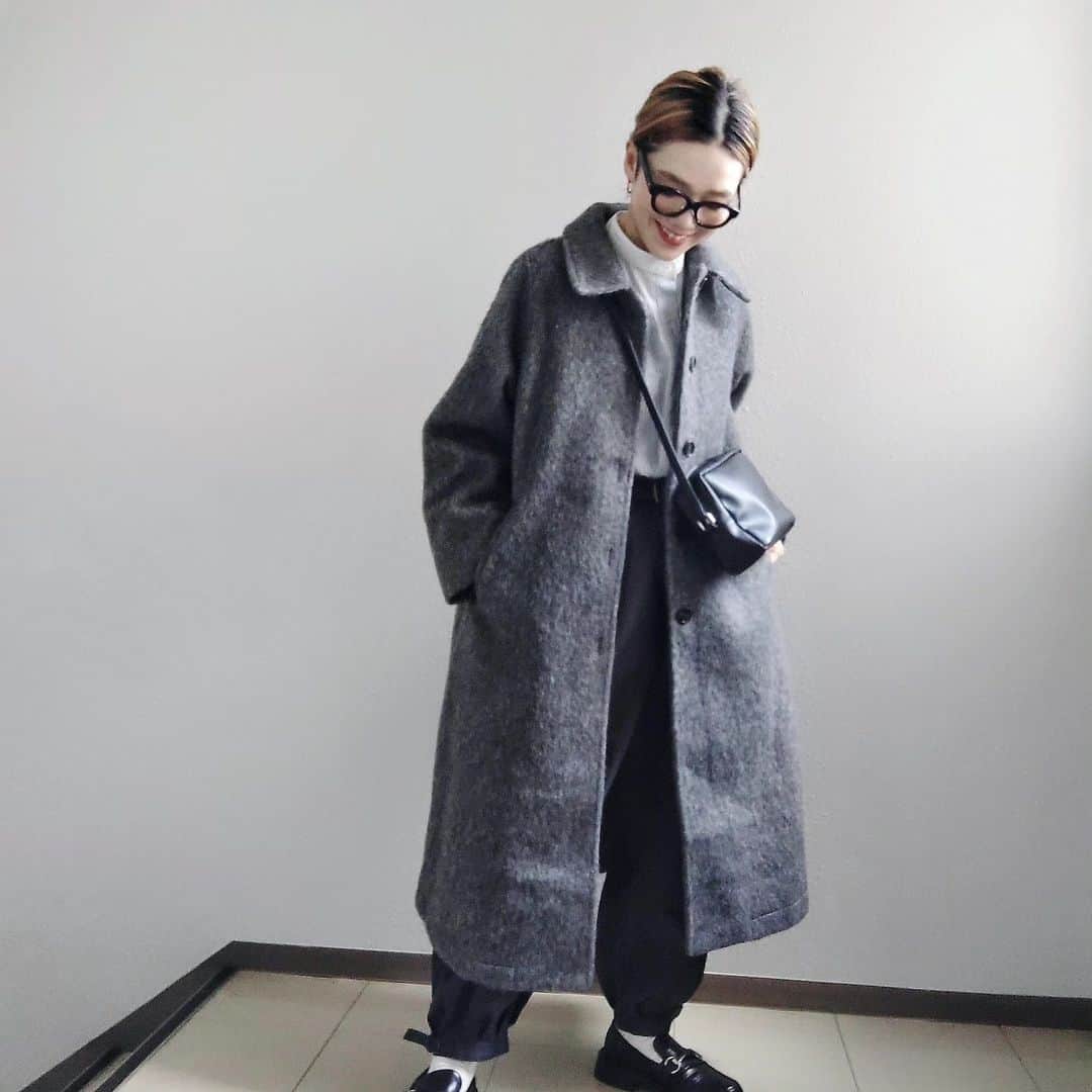 aakoakooのインスタグラム：「. . . @manana_suerte のシャギーロングコート . 毛足の長いシャギーがめっちゃ高級感✨ カジュアルなコートとかブルゾンに走りがちなんやけど やっぱこういうキレイめコートは気持ちが引き締まる♡ ゆったりした着心地も最高〜 . . #PR#ロングコート#シンプルコーデ」