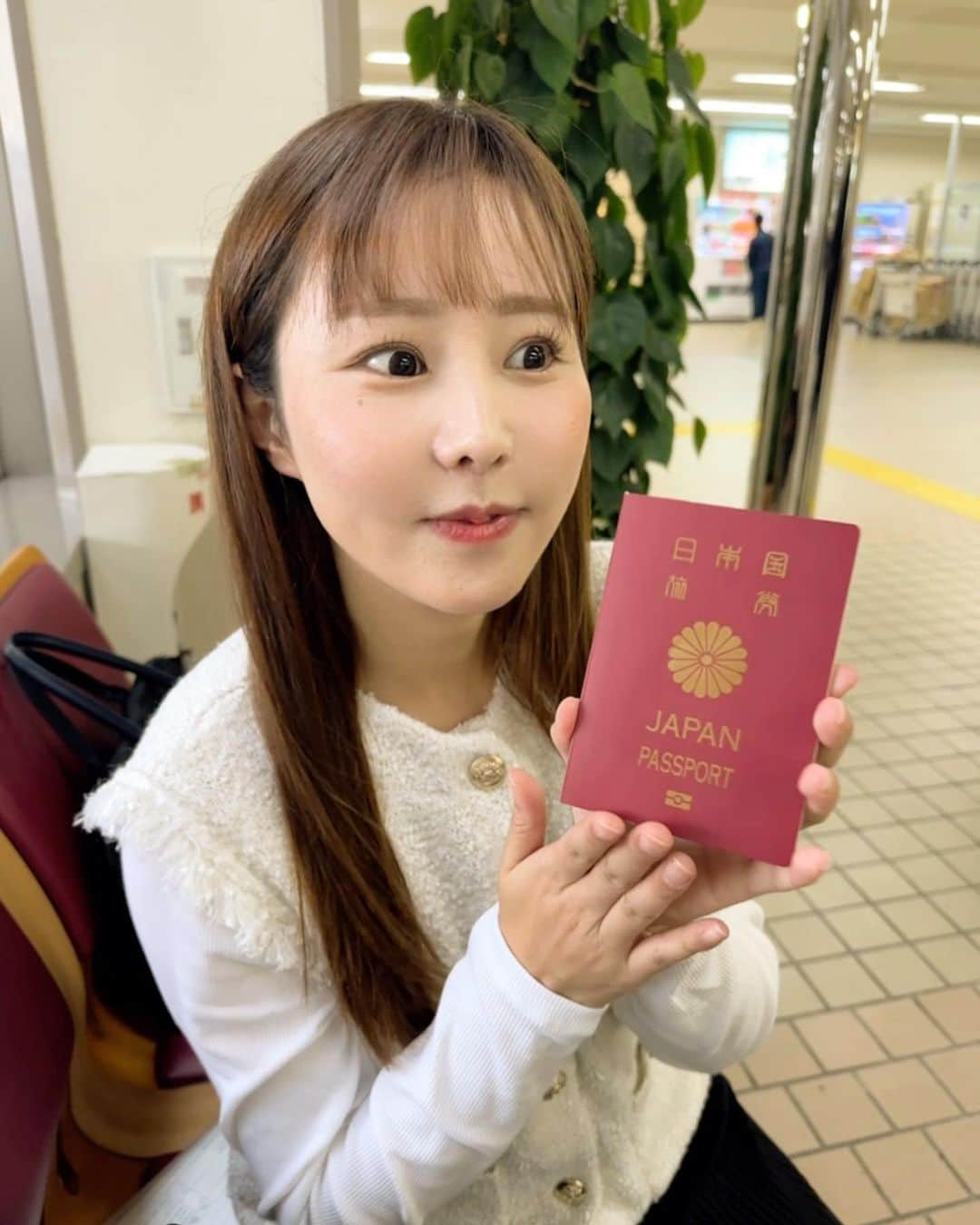 馬場ももこのインスタグラム：「🍑 海外ロケに行ってくるよ✈️  今年何カ国行けたかな💫 お休み、お仕事、どちらでも海外に行けて嬉しい☺️ 今回も人生初の国！どこに行くでしょうか！ いってきます🫡 海外初心者のパスポートとの記念撮影📕笑  #海外#ロケ#海外ロケ#お仕事#楽しい #アナウンサー#旅行#旅#秋#冬」