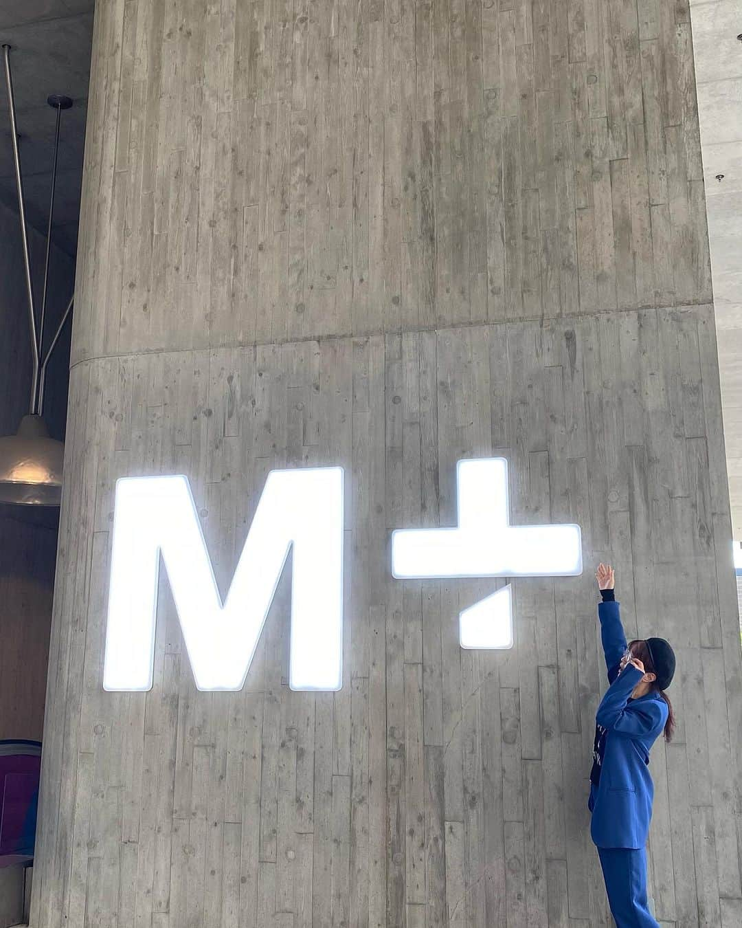 石川智晶のインスタグラム：「香港ART M➕ とにかく建物自体が広い快適。 エネルギーを貰ってるのか取られてるのかわからんくらい疲れる。しかし最後の草間さんはやっぱりすご。あの部屋に入れられたら2、3分でも我を失くしそうになる、、偉大すぎて宇宙⭐️ Madame Song: Pioneering Art and Fashion in China→これが最高でした、、海こえてきて空飛んできてよかった、、  #香港 #🇭🇰 #🇭🇰❤️  #hongkong #instagood #instalike #instadaily #instafashion #instagram #art #fashion #fashionstyle #海外旅行  #MPlusMuseum #MPlus 博物館 #mplus博物館  #MadameSong #女士 #ArtAndFashion #VisualCulture #視覺文化 #GodmotherOfFashion #Fashionlcon #時尚教母 #FashionHistory #時尚歴史 #Stylelcon #時尚偶像  #art #石川智晶」