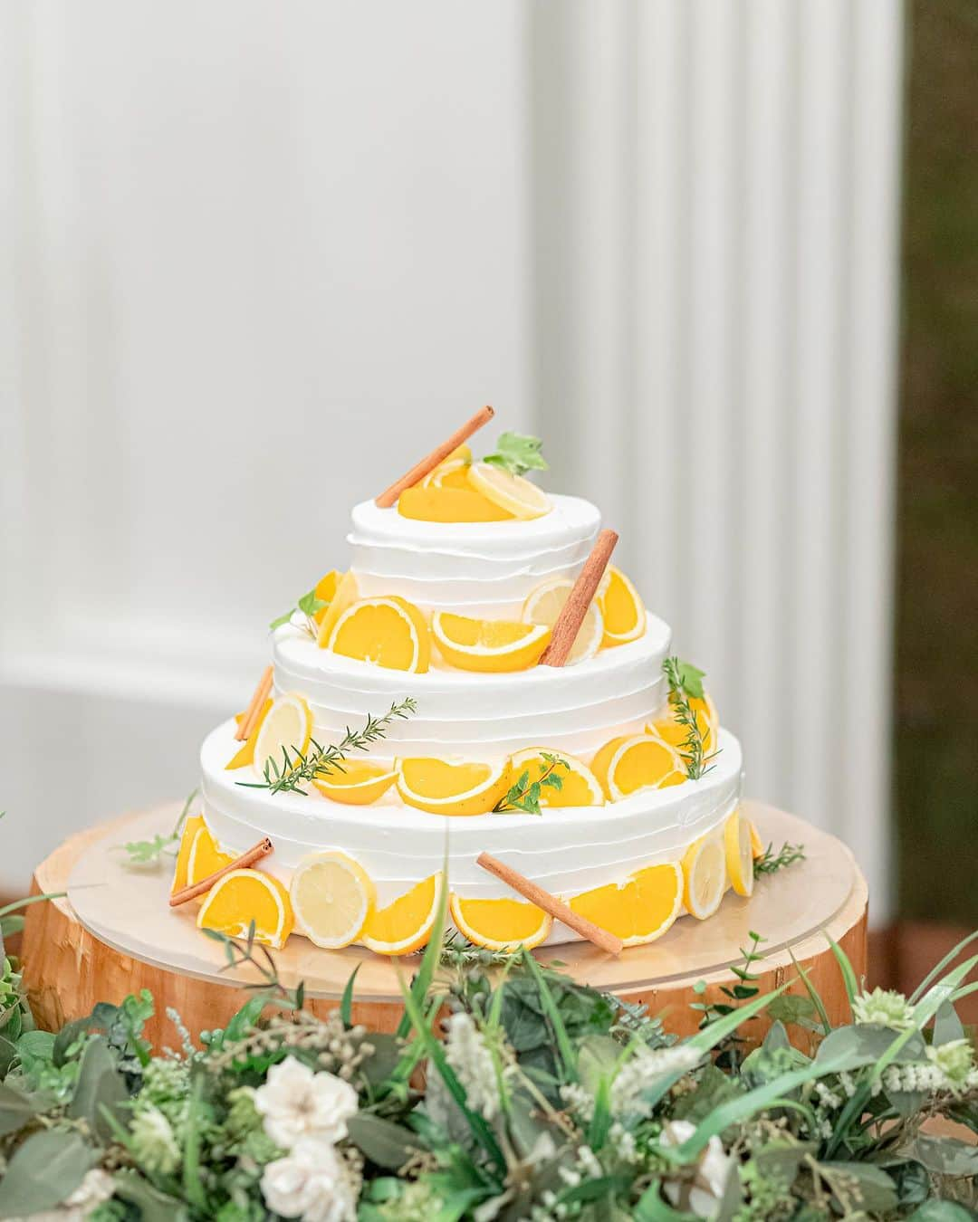 ザ・ジョージアンテラスさんのインスタグラム写真 - (ザ・ジョージアンテラスInstagram)「.  🍋 wedding cake 🍊  ザ・ジョージアンテラスではオリジナルのウェディングケーキの作成も可能でございます！  是非 ザ・ジョージアンテラスでおふたりらしいケーキを考えてみませんか...？  __________________ @the_georgian_terrace をフォローして #ザジョージアンテラス #ジョージアンテラス  のハッシュタグをつけて お写真を投稿してみてくださいね💐 __________________  #ウェディングケーキ #ウェディングケーキデザイン#ファーストバイト #weddingcake #ガーデンウェディング #ナチュラルウェディング #ザジョージアンテラス #ジョージアンテラス #THEGEORGIANTERRACE #結婚式 #ウェディング #wedding  #りんくうタウン #一軒家 #貸切ウェディング #ゲストハウス #アットホームウェディング #フォトウェディング #ブライダル #weddingtbt #dress #weddingphoto #オリジナルウェディング #ウェディングドレス #weddingdress #dress  #ガーデンウェディング #happywedding #結婚式準備 #プレ花嫁」11月17日 18時00分 - the_georgian_terrace