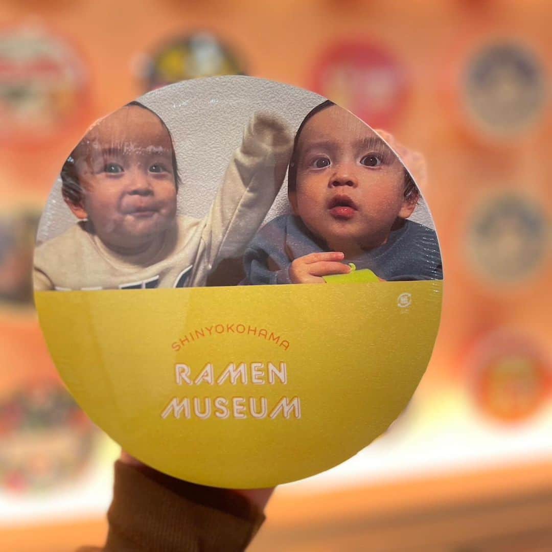 新横浜ラーメン博物館(ramen museum)さんのインスタグラム写真 - (新横浜ラーメン博物館(ramen museum)Instagram)「ラー博スゴメンラボでは、お持ちの写真をパッケージにしたオリジナルカップラーメンを作ることができます✨  お子様のご出産👶、七五三👦などの思い出にいかがでしょうか？😄  #スゴメンラボ #ラー博スゴメンラボ #オリジナルカップラーメン #凄麺 #ラー博 #ラーメン博物館 #ラーメン #ラーメン部 #昭和レトロ #ramen #ramenlover #ramenmuseum」11月17日 11時38分 - ramenmuseum