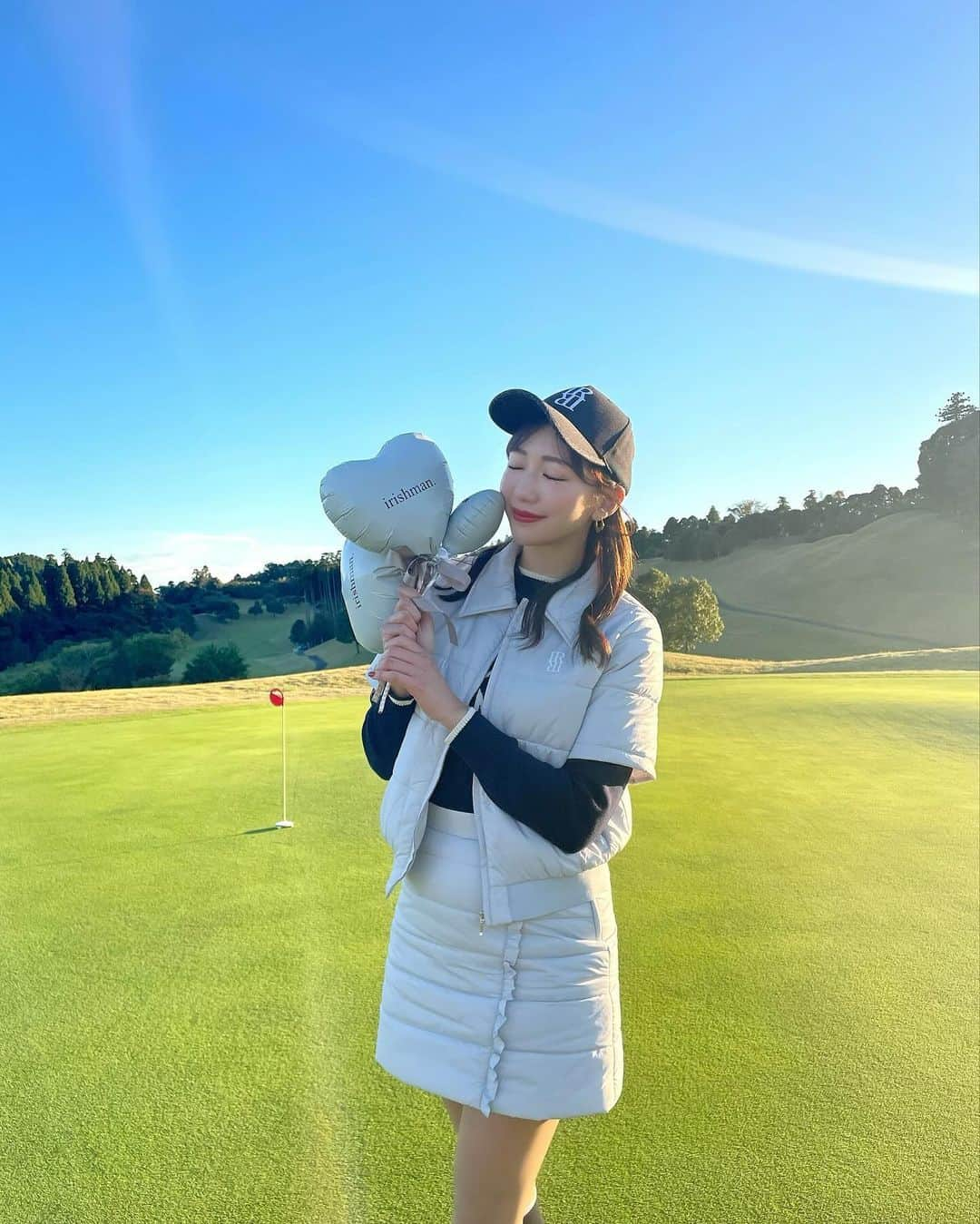 RISAのインスタグラム：「. @linkth_golf のコンペに参加してきました⛳️✨ 18ホール全てがイベントホール✨✨  . 私は　@irishman.jp の新作ウェア着て参加しました☺️🤍  . ダウンウェアのセットアップと定番ニット✨ 半袖ダウンだけど暖かくて、袖が無い分動きやすて スマートにも見えるしすごい着やすかったです〜💖  . プレイの後はファッションショーにも出せてもらって すごく楽しい1日でした😆❣️  . たくさんの企業様1日お疲れ様でした🥺✨✨  .  . #ゴルフコンペ #イベントコンペ #⛳️ #ゴルフ好き #ゴルフ女子 #ゴルフウェア #ゴルフ好きと繋がりたい #ゴルフ男子 #ゴルフ初心者 #大型コンペ #イベント #ゴルフブランド #ゴルフ #ゴルフコーデ #秋ゴルフ #冬ゴルフ #golf #golflife」