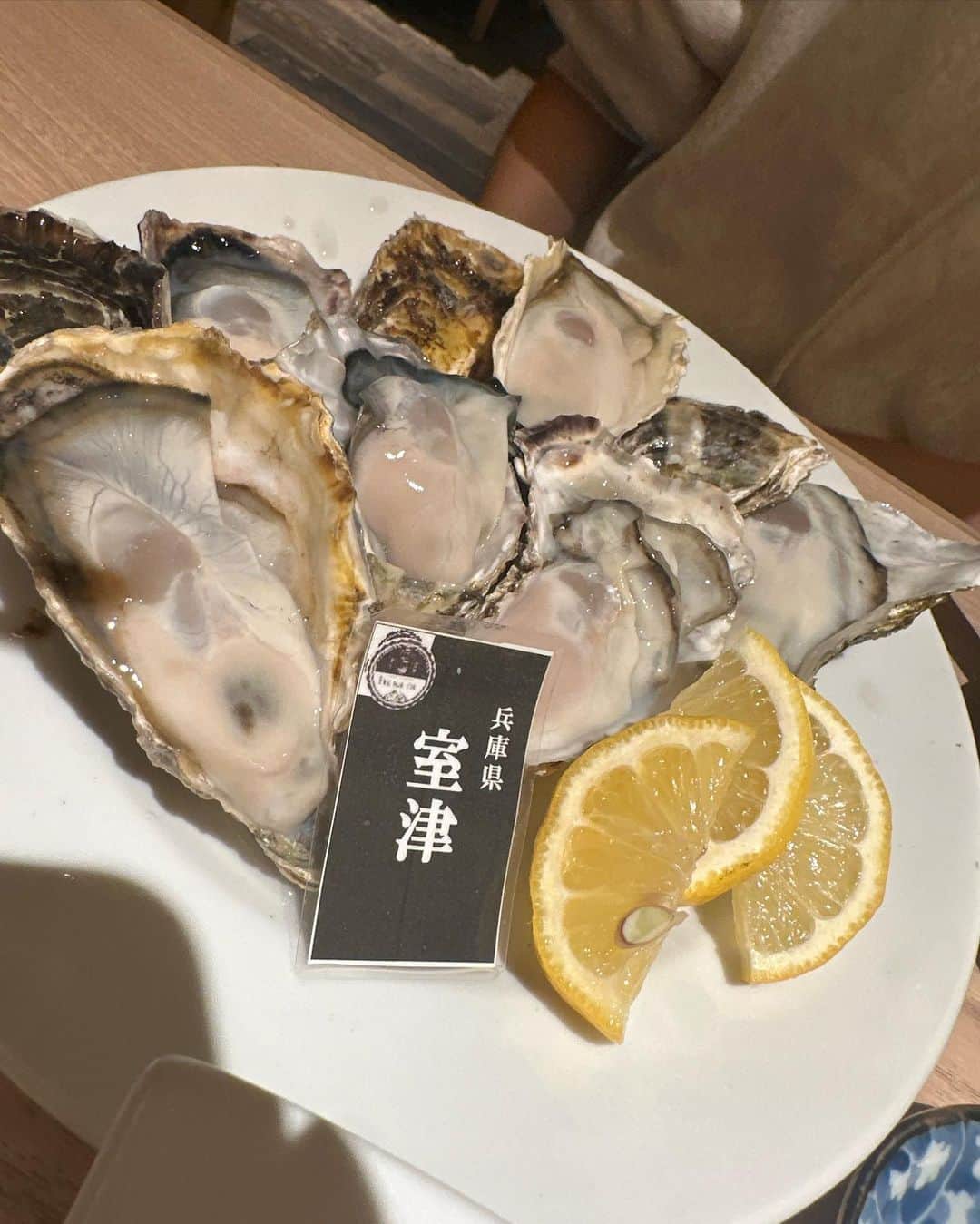 佐倉みきさんのインスタグラム写真 - (佐倉みきInstagram)「こないだ、ちょこちゃんと 牡蠣食べ放題のお店  @kakibasara.tachikawa へ行ってきたよ〜🦪  食べ物の中で１番好きなのって 選ぶの難しいけど生牡蠣は絶対に BEST3には入るくらい大好物🥰  なんと 生牡蠣・蒸し牡蠣・牡蠣フライ食べ放題 バーニャカウダ食べ放題＆飲み放題120分 ＋牡蠣おでん、牡蠣土鍋ご飯もついてて6500円！！  食べ放題なのがびっくりなくらい ぷりぷりで新鮮でめっちゃ美味しかった！全部美味しかった…！ 産地直送で日替わりでその時期1番美味しい牡蠣が食べれるらしいです🦪  大満足💯また絶対行きたいな💞 ありがとうございました！ 牡蠣好きな方はぜひ行ってみてね🥳  PR @kakibasara.tachikawa #立川牡蠣basara #立川牡蠣ばさら #立川居酒屋 #立川グルメ #立川ディナー #立川牡蠣 #立川海鮮」11月17日 11時38分 - sakura_miki96