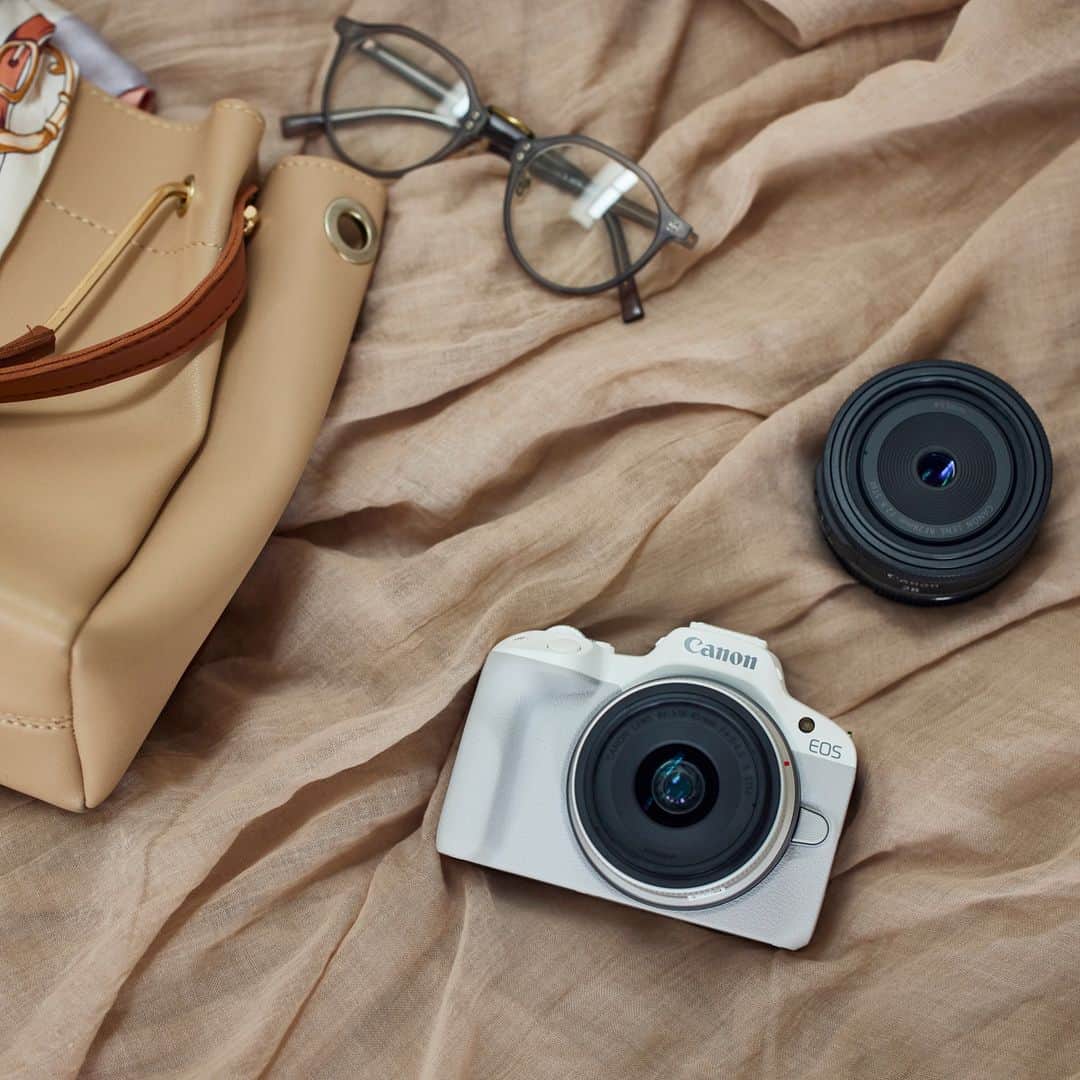 Canon EOS Kiss公式［with Kiss］のインスタグラム：「EOS Rシステムからはじめてのエントリーカメラ EOS R50！ . EOS R50は、EOS Kissシリーズの【かんたん、きれい、コンパクト】をEOS Rシステムとして実現した、ふだんがもっと愛おしくなるようなミラーレスカメラです。 EOS Kiss M2と比べてもほぼ同等のサイズの小型・軽量ボディーに高い撮影性能や便利な通信機能を凝縮。カメラ初心者の方やこれから本格的に写真や動画をはじめたい方への選択肢として、Kissシリーズとともにおすすめです😉 . EOS R50をお買い上げの方に最大10,000円キャッシュバックのお得なキャンペーンも実施中！ . ★Kiss・EOS R50・EOS R100ユーザーの皆さんの写真をご紹介！ . キヤノンEOS Kissユーザー →　「 #Kissカメラ 」 キヤノンEOS R50ユーザー →　「 #Kissカメラ + #EOSR50 」 キヤノンEOS R100ユーザー →　「 #Kissカメラ + #EOSR100 」 . 上記の指定ハッシュタグをつけて 投稿いただいた皆さまの写真をご紹介します。 . #EOSR50 #KissisMyLife #eoskiss #withkiss #キヤノン #canon #eos #kissカメラ #育児 #子育て #親ばか #こども #子供 #写真」