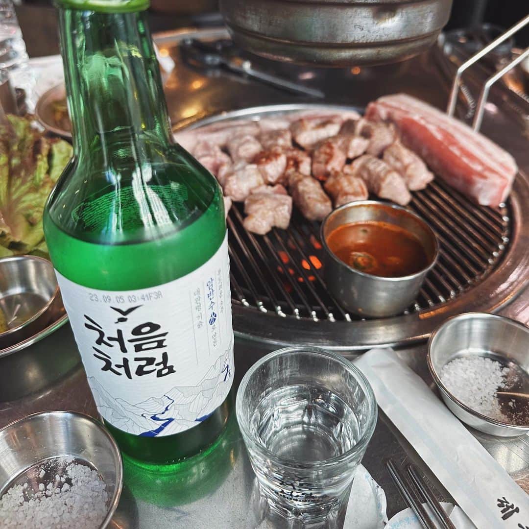 akipanda626のインスタグラム：「. だいすきなサムギョプサル🥹🥹 韓国だとこの済州トンサドンがいちばんすき！ 肉の味が美味しいんだよね… オオゼキのどんぐり豚と同じくらいすきです…🥹🫶🏻← 　 いつも合井のお店に行ってたんだけど無くなっちゃって、 そしたらまさかの拠点のホテルの隣の駅にある！ てことで今回はお初の新堂店にいってきたよ🫱🏻 　 12時から通し営業しててありがたい🥺 平日15時くらいに行ったけど誰もおらんかったよ🥺 　 　 基本セットのサムギョプサルとモクサルの600gセット 余裕でぺろっとなくなりました ちんちゃましっそ🥹🥹🥹 　 明るい時間にチャミスルとサムギョプサル最高 あ、知らない人いると思うけど ちなみうちパパ👨🏻酒一滴も飲めないんで いつも私がひとりで飲んでるのよ🫱🏻 #アル中が通ります    昔は飲みきれないって持ち帰ったりしてたのに すっかり飲み切れるようになってしまったな😌← 　 　 そしてこれにて2023年の韓国記おしまい👐🏻 お付き合いカムサハムニダ💗💗 　 はよまた行きたい。 　 　 　 #韓国旅行 #サムギョプサル #제주돈사돈」