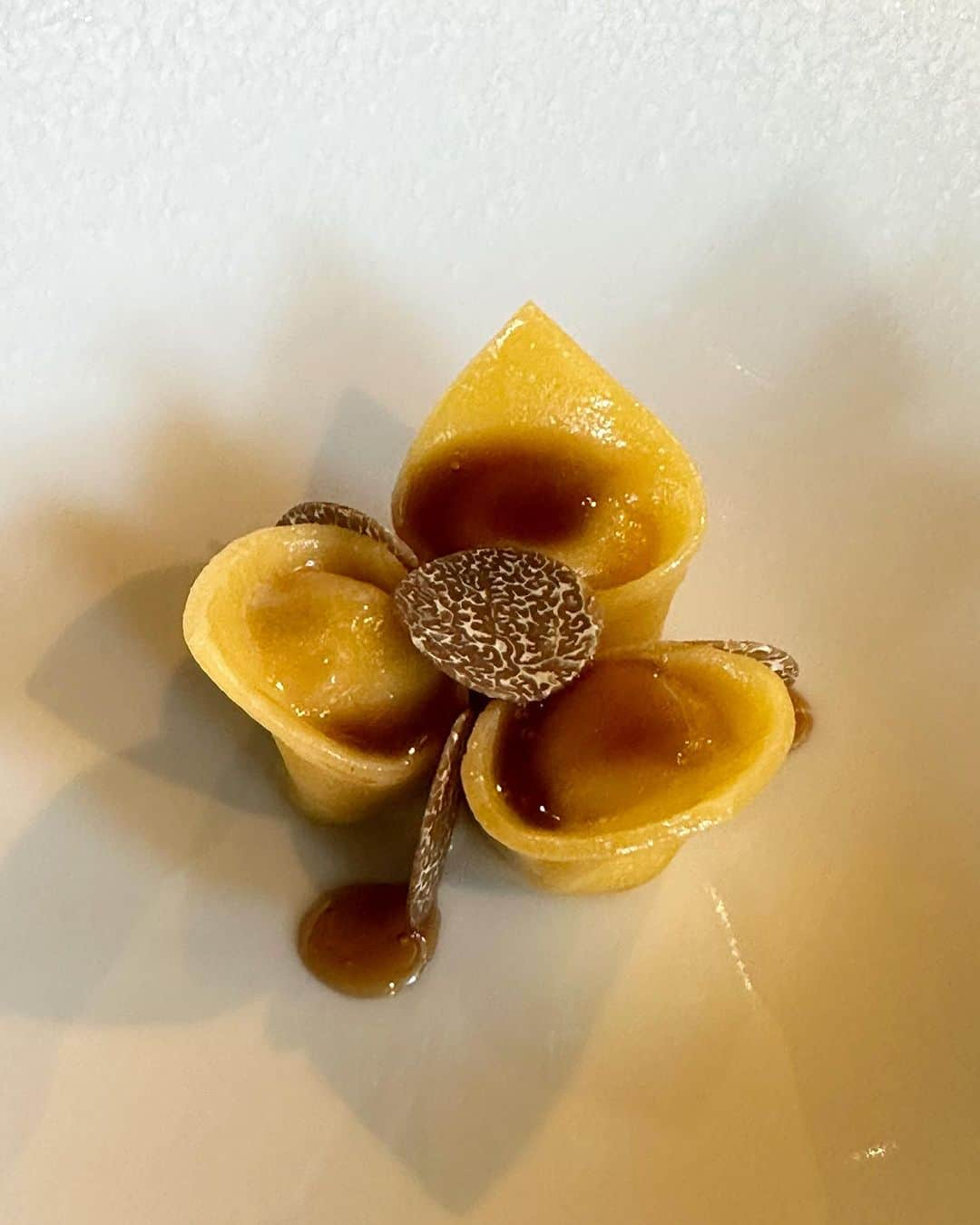 ベリッシモ・フランチェスコさんのインスタグラム写真 - (ベリッシモ・フランチェスコInstagram)「Delicious white truffle time at Armani Ristorante 🥔✨✨ アルマーニで白トリュフの時間😋 Oggi un pranzo speciale a base di tartufo bianco all’Armani Ristorante, dal nostro amico Carmine chef!😂👍  #ベリッシモフランチェスコ #白トリュフ #イタリア料理店 #イタリア料理 #料理研究家 #料理研究家ベリッシモ #イタリア料理研究家 #イタリア料理研究家ベリッシモフランチェスコ #アルマーニリストランテ #アルマーニ #イタリアン #銀座 #francescobellissimo #francescobellissimochef #carmineamarante #カルミネアマランテ #シェフ #tartufobianco #tartufobiancodalba #italianstyle #sprezzatura #dappermen #luxurylifestyle #お洒落 #ファッション #芸能人 #イタリアの種馬ベリッシモ #personaggiopubblico #vip #ginza」11月17日 11時32分 - bellissimoyoshi