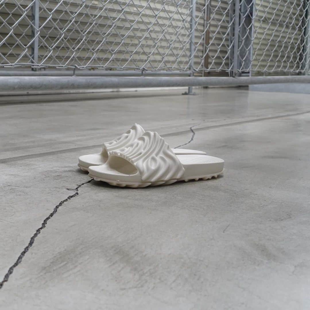ミタスニーカーズのインスタグラム：「crocs THE POLLEX SLIDE “SALEHE BEMBURY”」