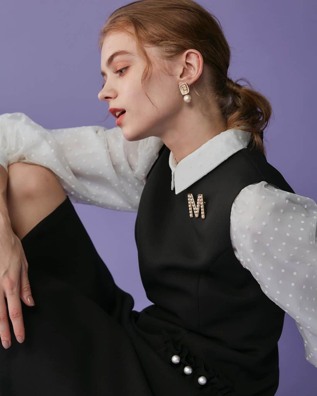 Maglie par ef-dé/マーリエパーエフデのインスタグラム：「Maglie新作のモードな ジャンスカ。 ウエストを綺麗に見えるAラインをベースに裾を ラッフルで切り替えた華やかなシルエット、 短めの着丈が新鮮なバランスに。 アウトポケットにはフリルと大きなパールを3つ付けて クチュール感をプラス。 膨らみとハリが綺麗なトリプルクロス生地で仕立て映えし、シーズンを選ばず着られます。 ⁡ ⁡ ⁡ #m_maglie_le_cassetto#エムマーリエルカセット#maglielecassetto#マーリエルカセット#2023aw#autumn#autumnfashion#冬物#冬ファッション#新作#newin#フェミニンファッション#フェミニンスタイル#ジャンパースカート#ジャンスカ#フリルデザインジャンスカ#ドットフロッキーブラウス#レイヤードコーデ#モノトーンコーデ#モノトーンスタイル」