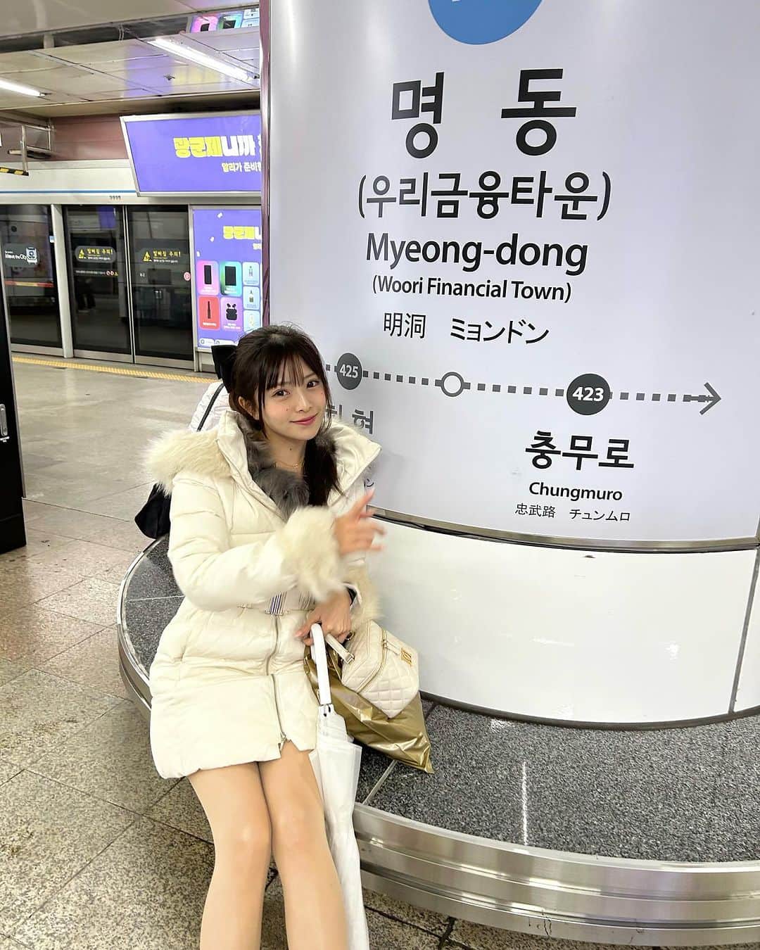 りのちぃのインスタグラム：「はじめての韓国来てる..🇰🇷♡ プライベートで海外に来たのも久々で ゆっくり満喫できてさいこう！‎𖤐 ̖́-‬ 初日に既に色々なとこ行ってきたから もう大満足😽💫韓国の世界観もすてき🩶 また写真のせる〜🐻‍❄️」