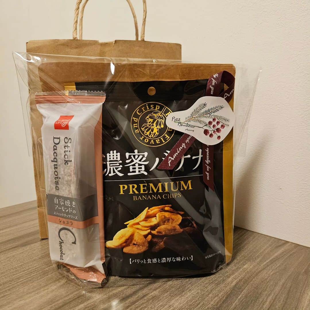 八つ橋てまりさんのインスタグラム写真 - (八つ橋てまりInstagram)「ありがとう❤️  こないだ皆から沢山✨🎁✨ もらった😁  あっ！１枚目は大きなグラスだぞって見せたかっただけなんだけど、伝わってる？😂 みんなのチョイスが、最高過ぎてホテルで暴れた😂  LUSHに至っては、バスボムをすぐさま浴槽で楽しんだ✨  わたしの大好きがいっぱいで 嬉しくなった🎵  いつも、みんなありがとう❤️  大切にします❤️  #チョイスがナイス #ありがとう #いただきます #プレゼント #みなとみらいコレクション2023 #結果は11月30日」11月17日 11時37分 - temari.odebu