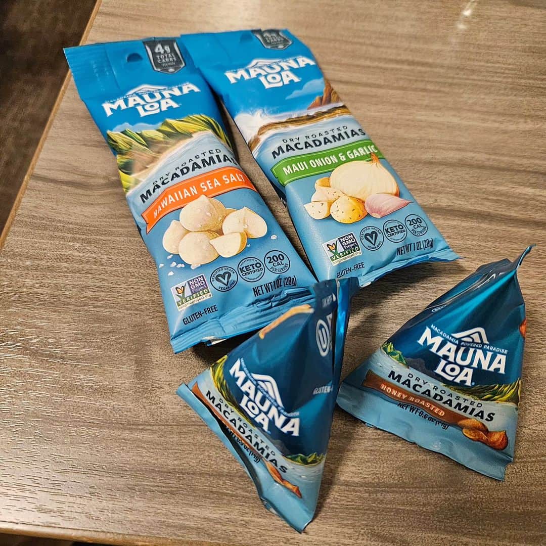 八つ橋てまりさんのインスタグラム写真 - (八つ橋てまりInstagram)「ありがとう❤️  こないだ皆から沢山✨🎁✨ もらった😁  あっ！１枚目は大きなグラスだぞって見せたかっただけなんだけど、伝わってる？😂 みんなのチョイスが、最高過ぎてホテルで暴れた😂  LUSHに至っては、バスボムをすぐさま浴槽で楽しんだ✨  わたしの大好きがいっぱいで 嬉しくなった🎵  いつも、みんなありがとう❤️  大切にします❤️  #チョイスがナイス #ありがとう #いただきます #プレゼント #みなとみらいコレクション2023 #結果は11月30日」11月17日 11時37分 - temari.odebu