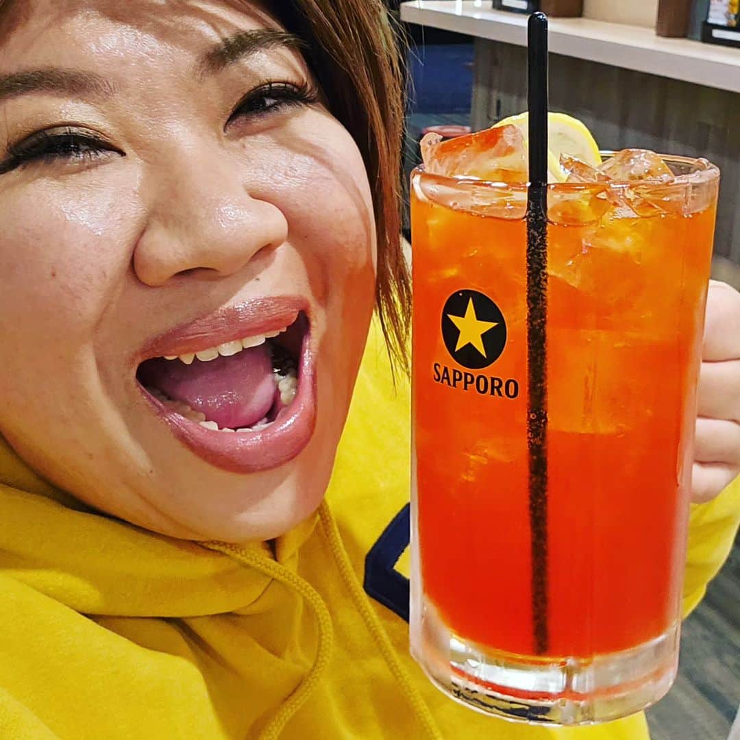 八つ橋てまりさんのインスタグラム写真 - (八つ橋てまりInstagram)「ありがとう❤️  こないだ皆から沢山✨🎁✨ もらった😁  あっ！１枚目は大きなグラスだぞって見せたかっただけなんだけど、伝わってる？😂 みんなのチョイスが、最高過ぎてホテルで暴れた😂  LUSHに至っては、バスボムをすぐさま浴槽で楽しんだ✨  わたしの大好きがいっぱいで 嬉しくなった🎵  いつも、みんなありがとう❤️  大切にします❤️  #チョイスがナイス #ありがとう #いただきます #プレゼント #みなとみらいコレクション2023 #結果は11月30日」11月17日 11時37分 - temari.odebu